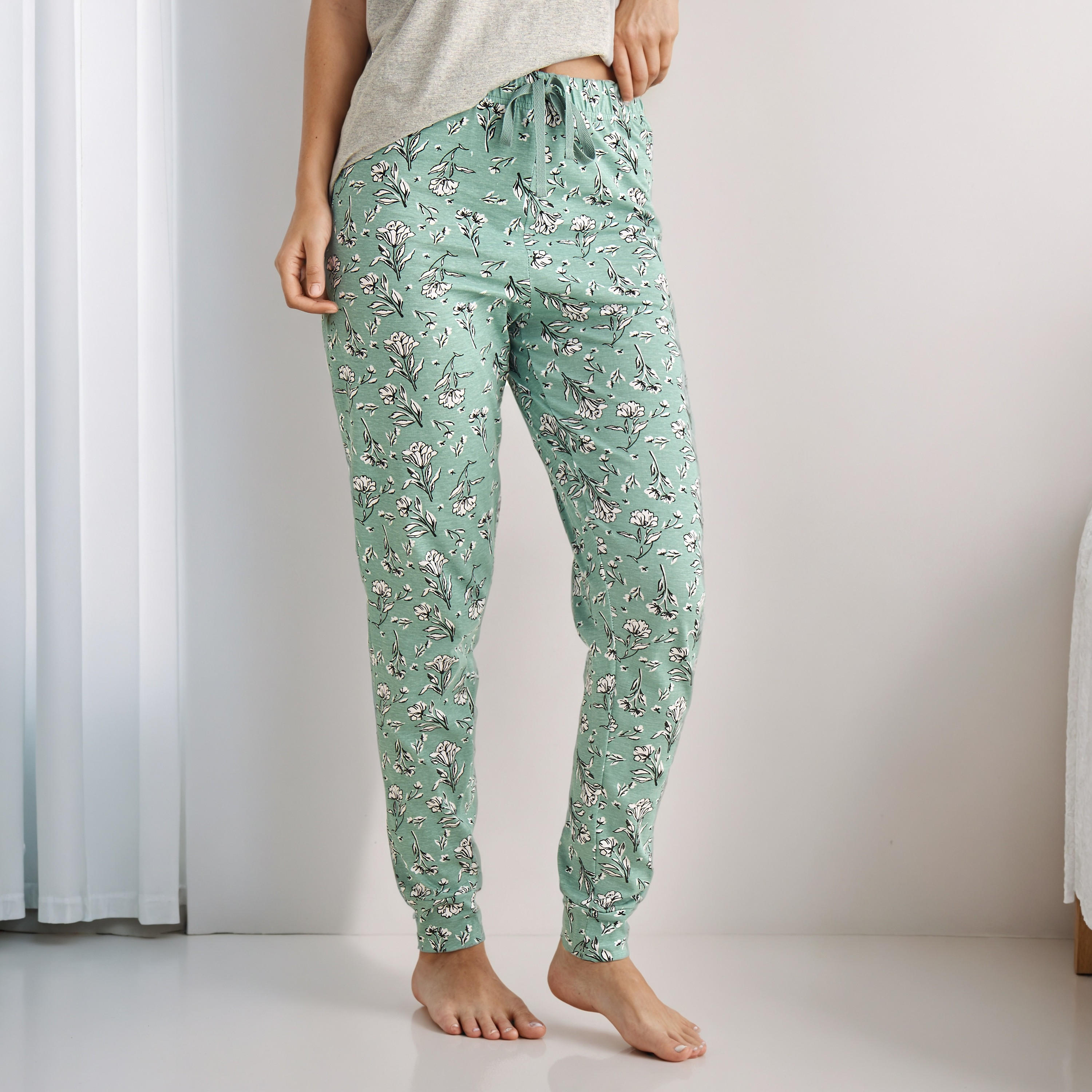 طقم تيشيرت وبنطلون بيجاما بطبعات-women-clothing-nightwear-pyjamas-longsets-image-4