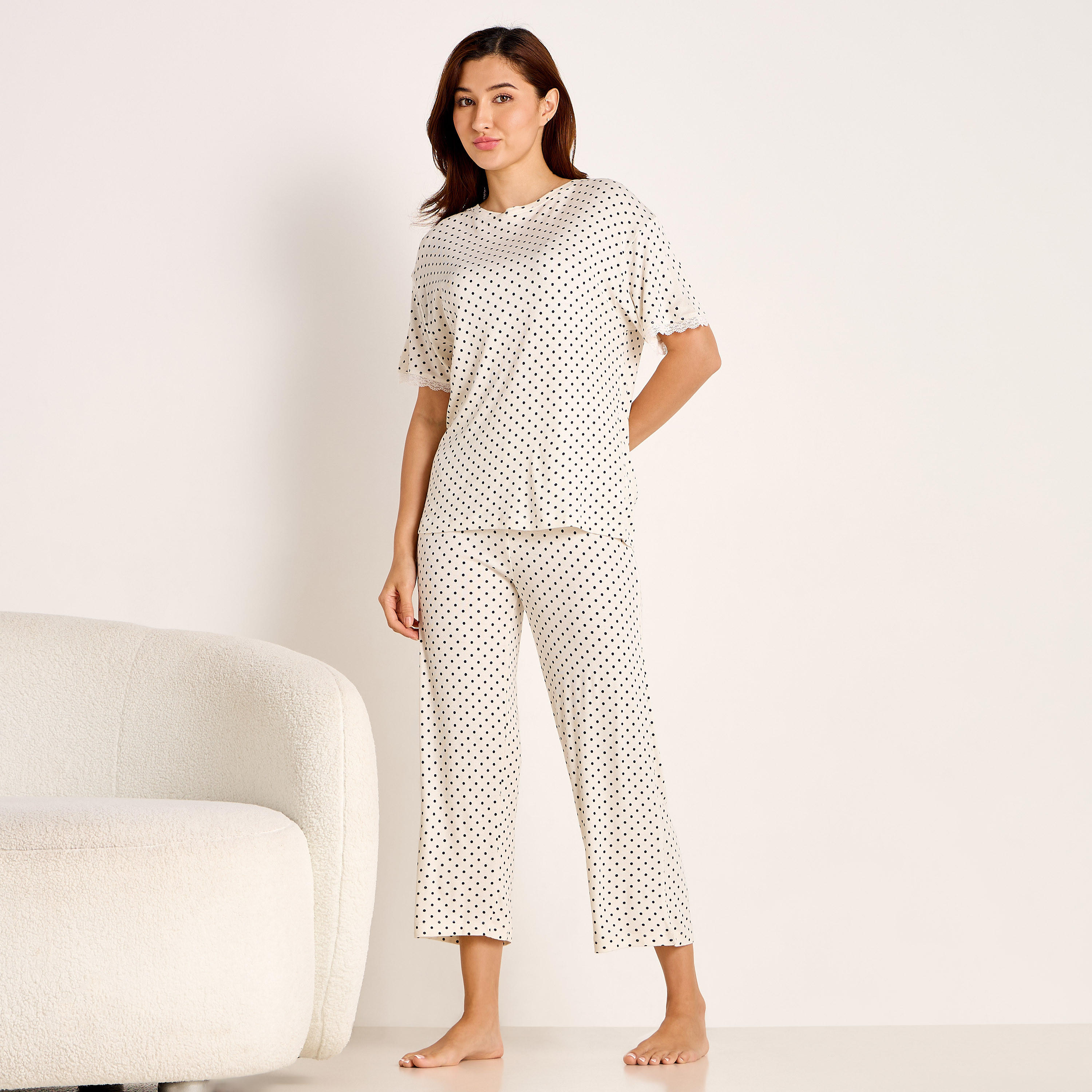 طقم تيشيرت وبنطلون بيجاما بطبعات منقطة-women-clothing-nightwear-pyjamas-longsets-image-1
