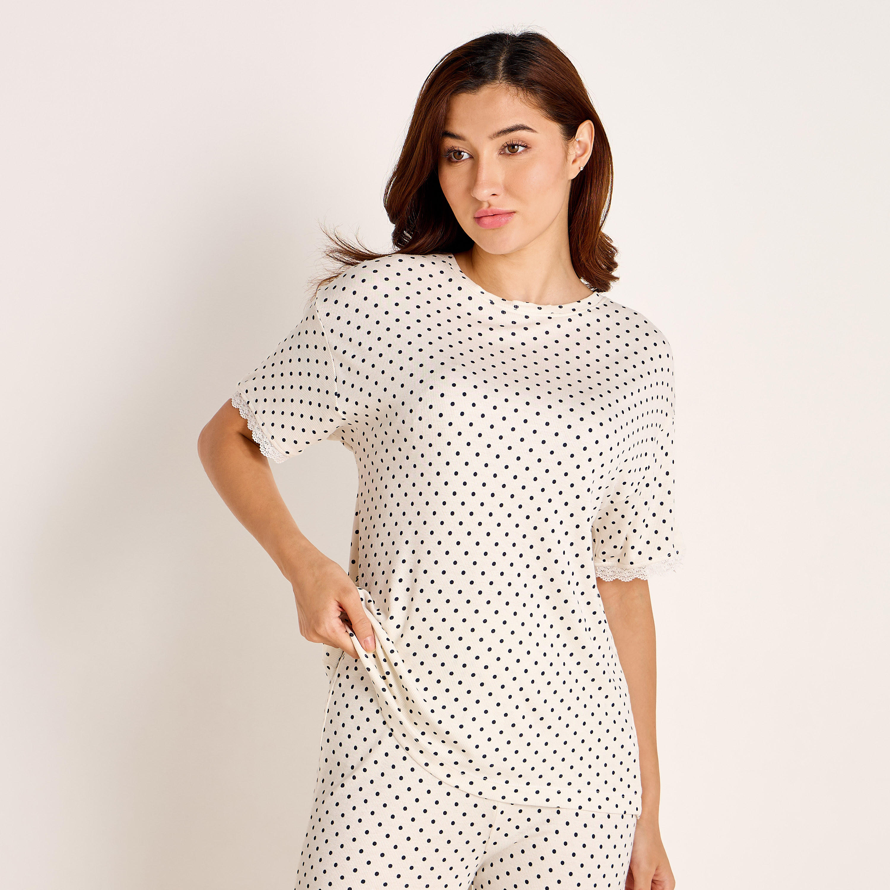 طقم تيشيرت وبنطلون بيجاما بطبعات منقطة-women-clothing-nightwear-pyjamas-longsets-image-2