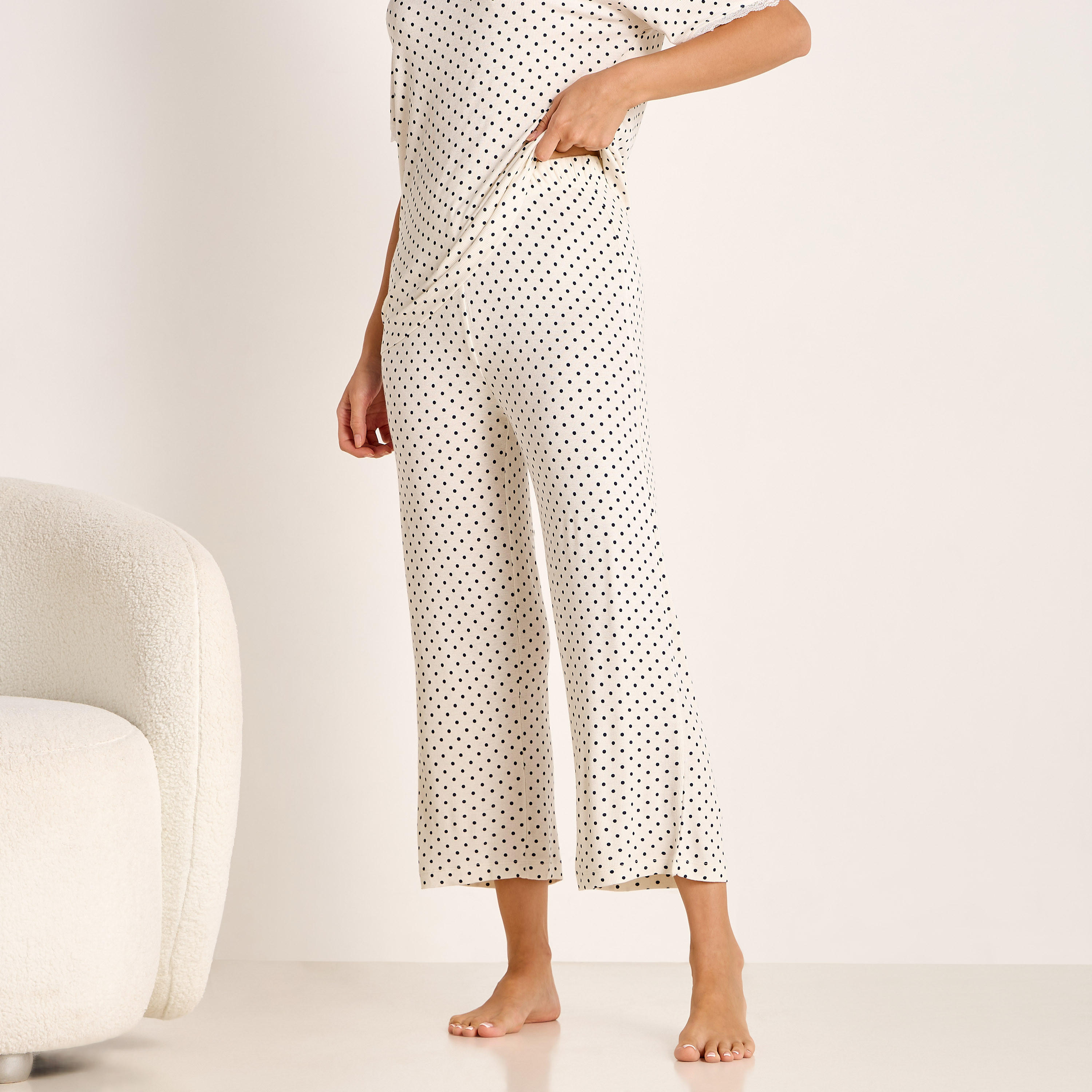طقم تيشيرت وبنطلون بيجاما بطبعات منقطة-women-clothing-nightwear-pyjamas-longsets-image-3