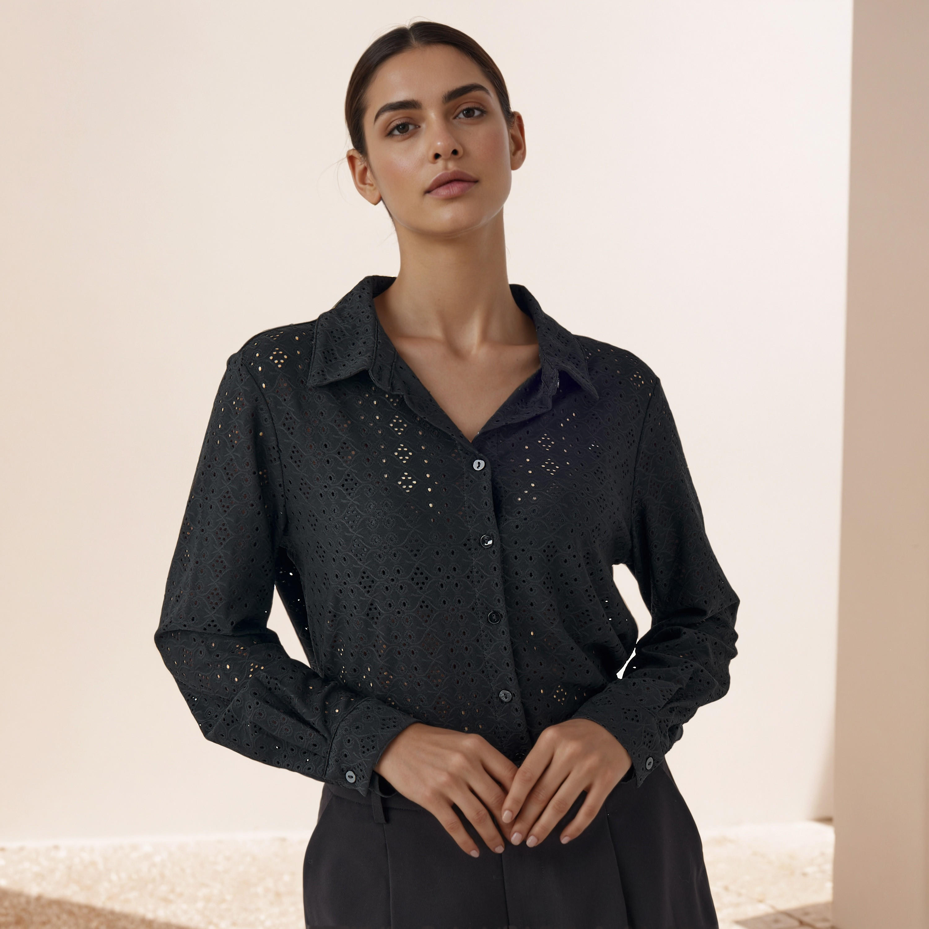 قميص شيفلي بارز الملمس بقصة عادية وياقة-women-clothing-shirtsandblouses-shirts-image-1