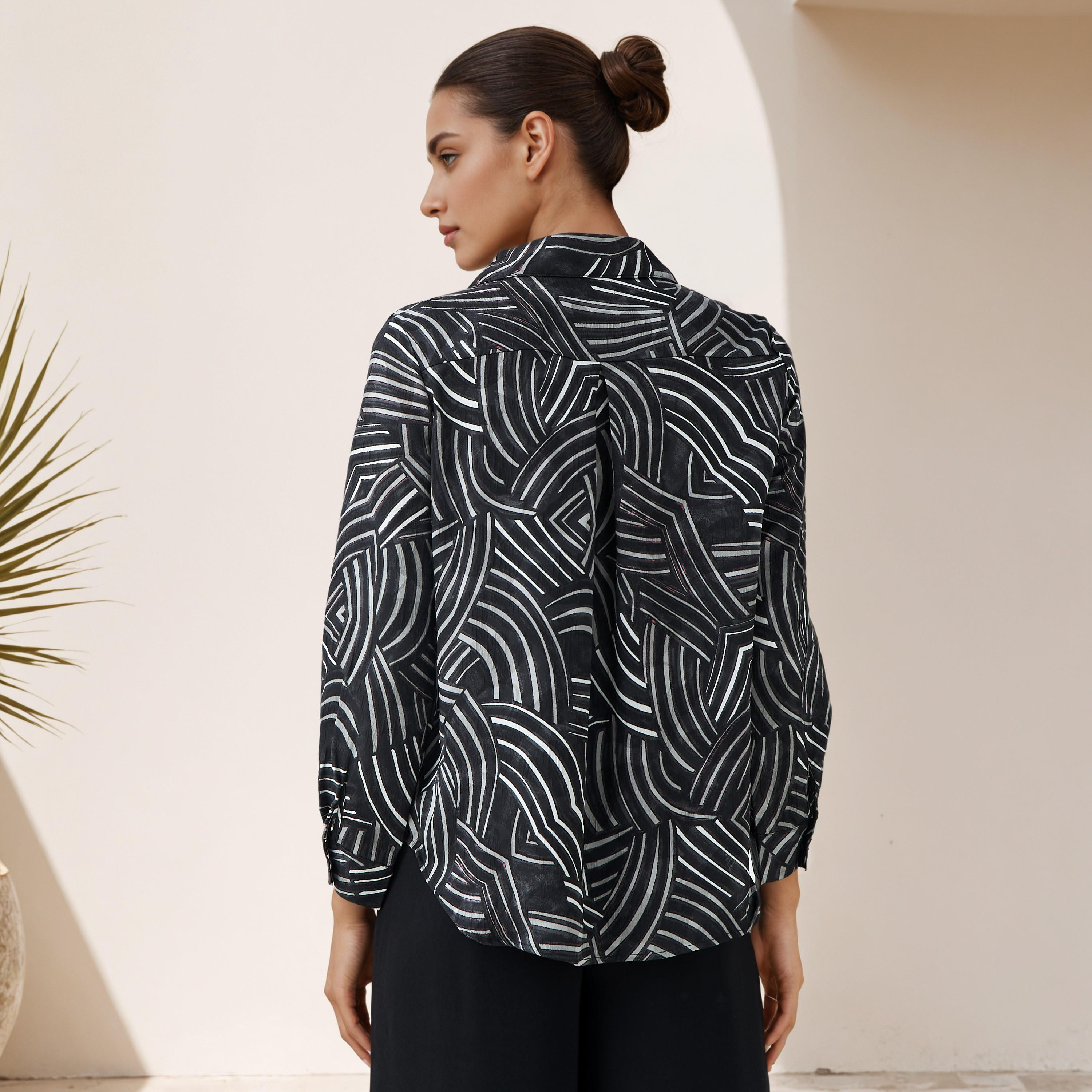 قميص فيسكوز بطبعات وقصّة عادية مع ياقة-women-clothing-shirtsandblouses-shirts-image-4