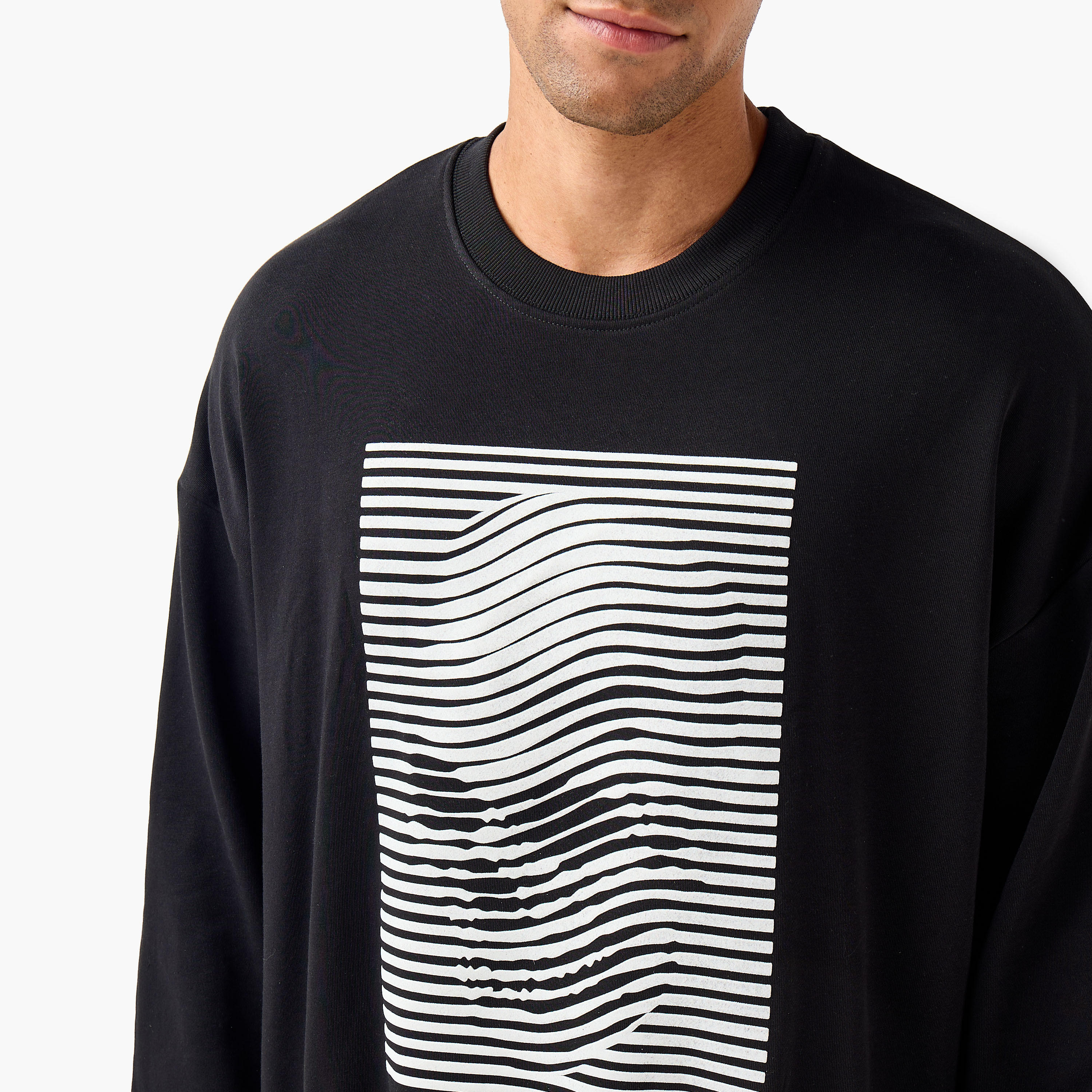 سويت شيرت رجالي فضفاض بطبعات جرافيك-men-winterwear-hoodiesandsweatshirts-image-2