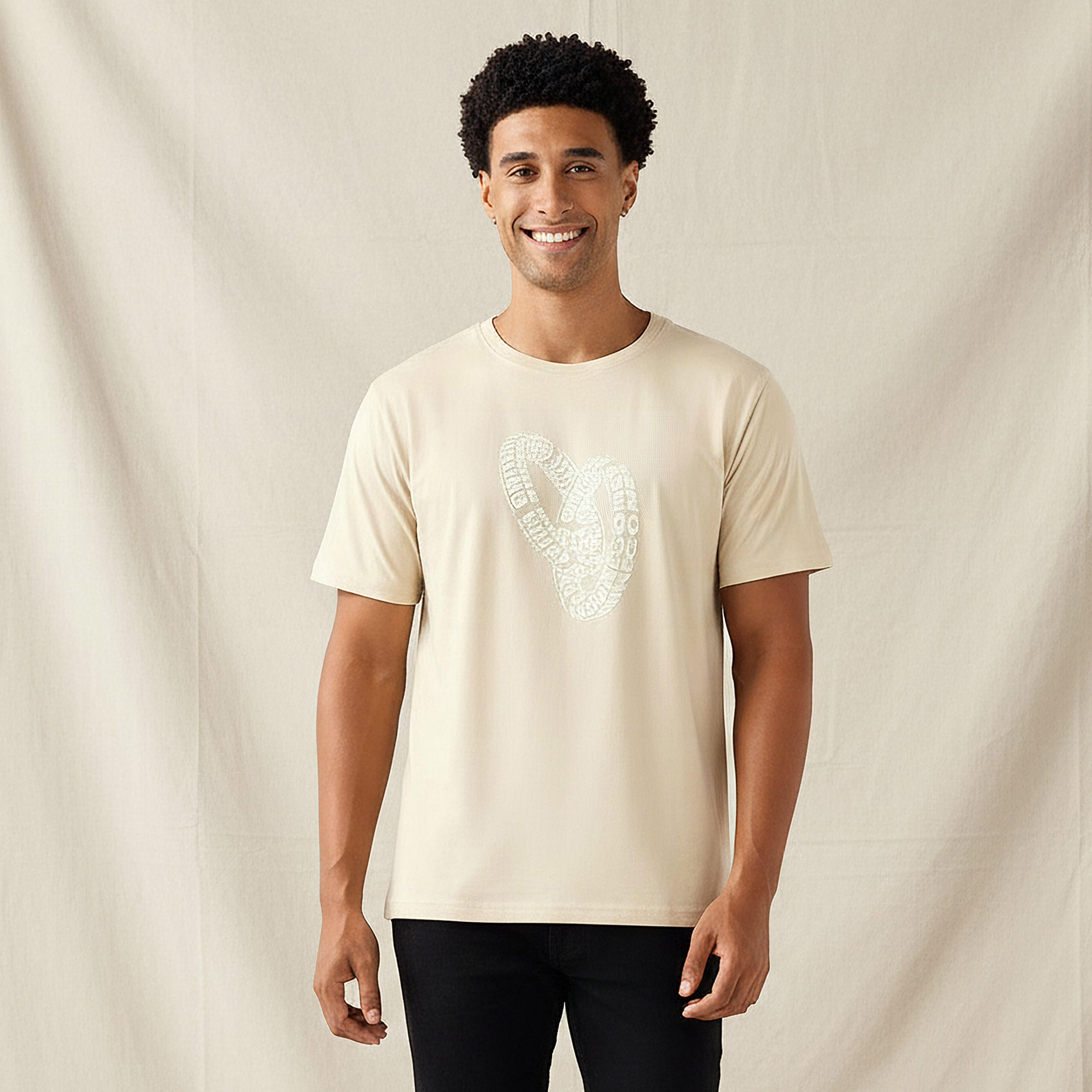 تيشيرت بقصة عادية وياقة ضيقة وأكمام قصيرة وطبعات شعار للرجال-men-clothing-tshirtsandpolos-tshirts-image-1