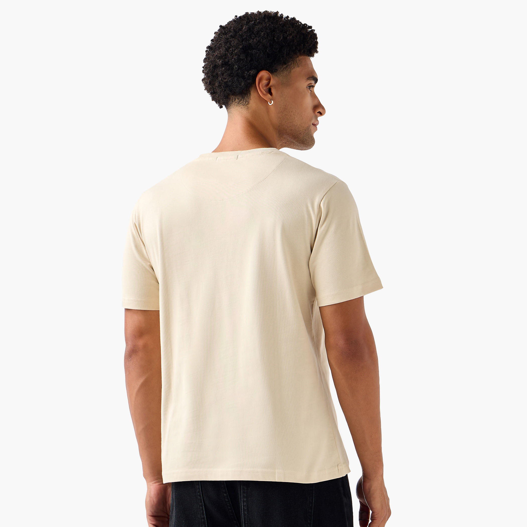 تيشيرت بقصة عادية وياقة ضيقة وأكمام قصيرة وطبعات شعار للرجال-men-clothing-tshirtsandpolos-tshirts-image-3