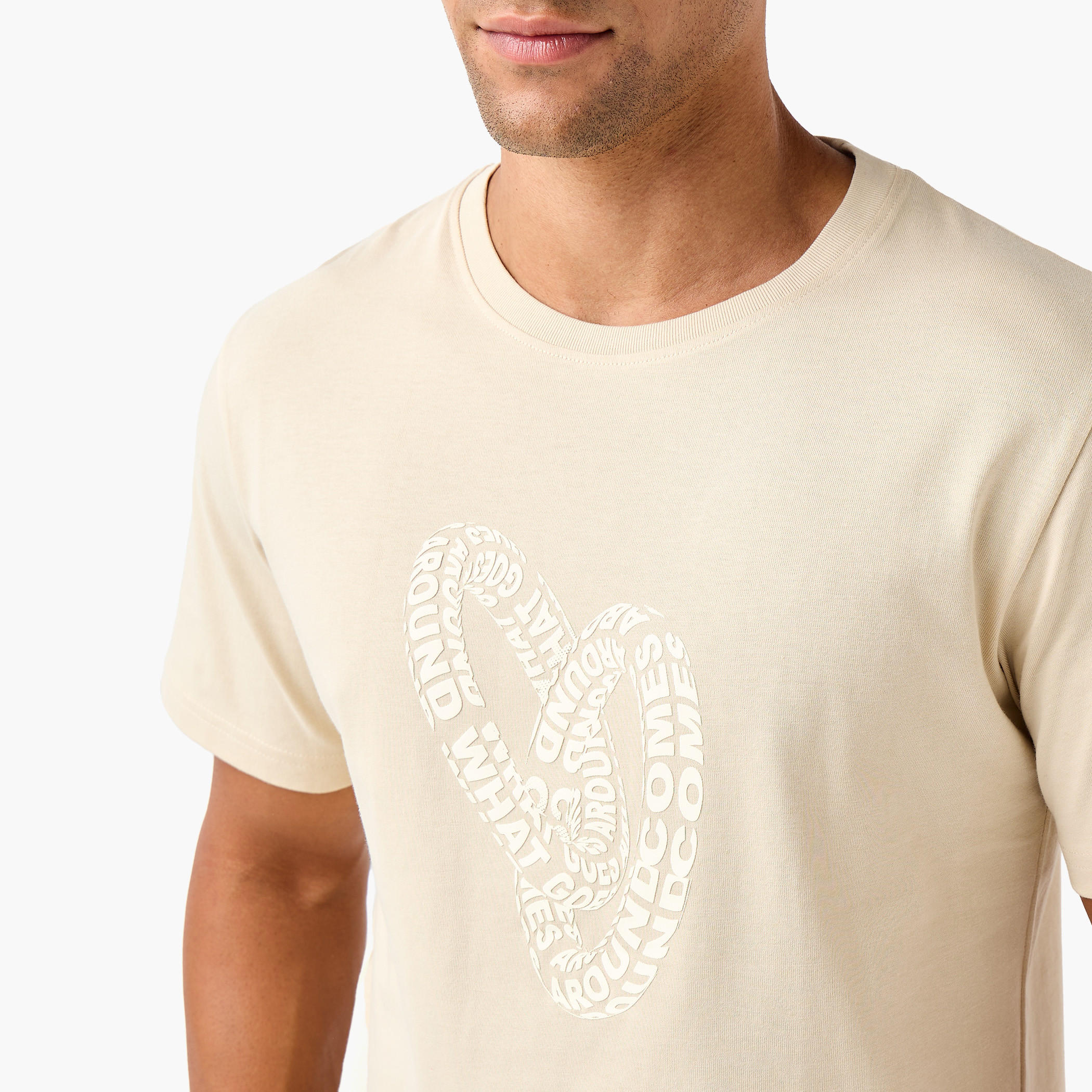 تيشيرت بقصة عادية وياقة ضيقة وأكمام قصيرة وطبعات شعار للرجال-men-clothing-tshirtsandpolos-tshirts-image-4