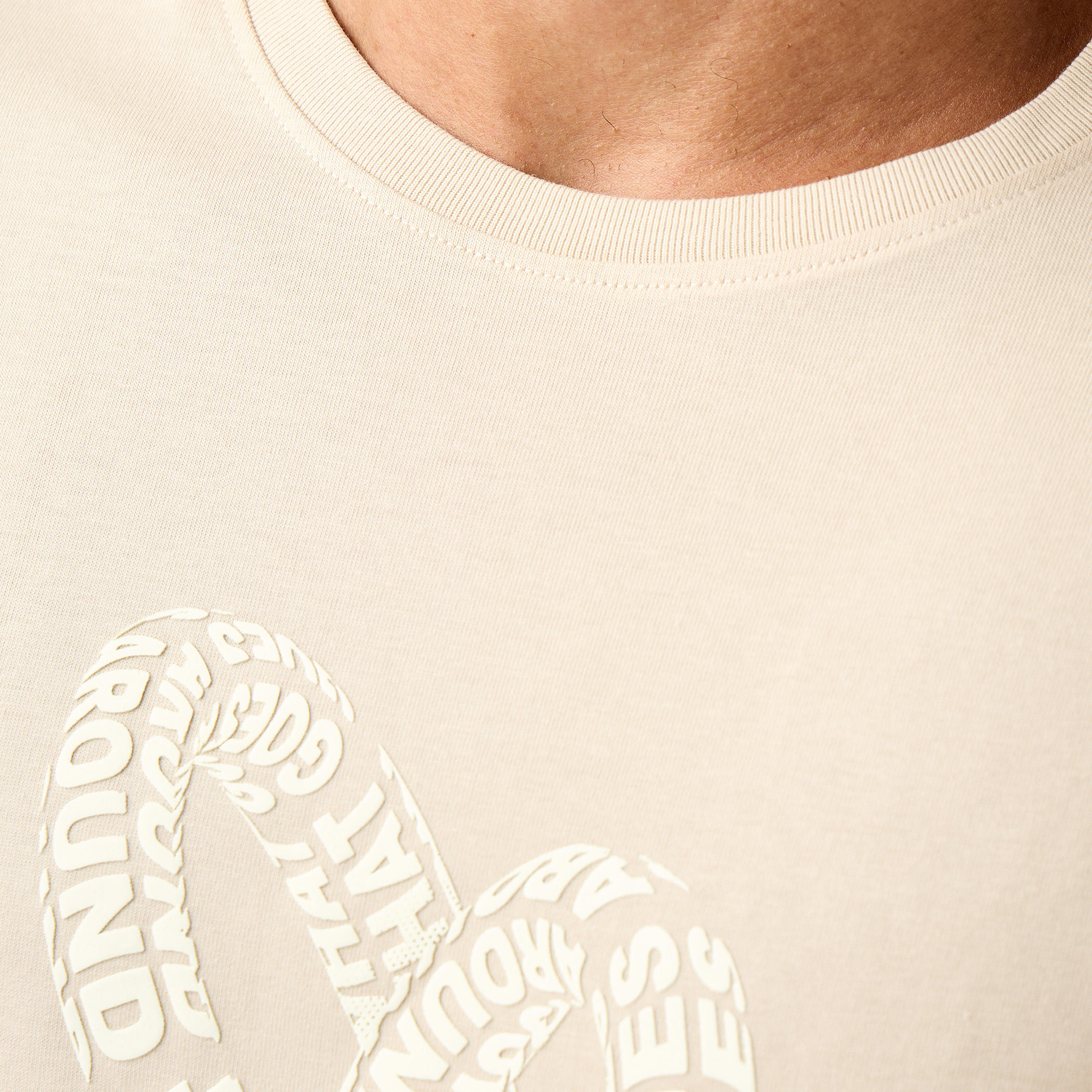 تيشيرت بقصة عادية وياقة ضيقة وأكمام قصيرة وطبعات شعار للرجال-men-clothing-tshirtsandpolos-tshirts-image-5
