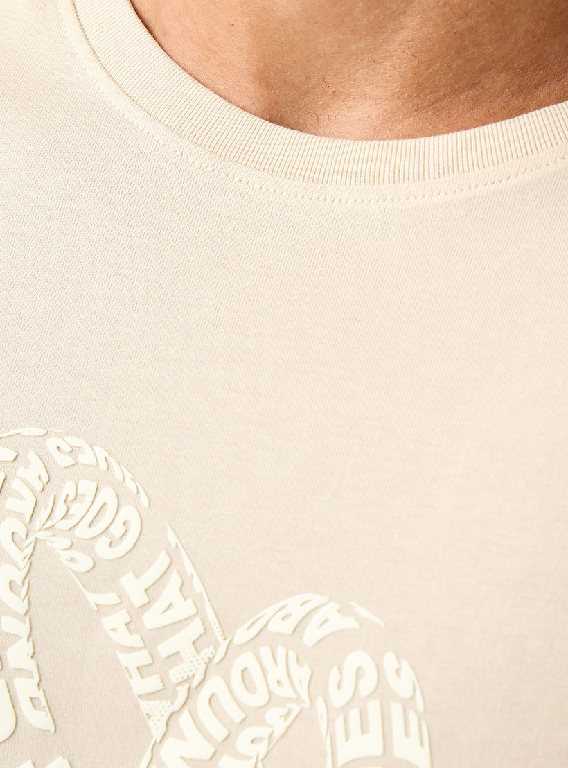 تيشيرت بقصة عادية وياقة ضيقة وأكمام قصيرة وطبعات شعار للرجال-men-clothing-tshirtsandpolos-tshirts-image-5
