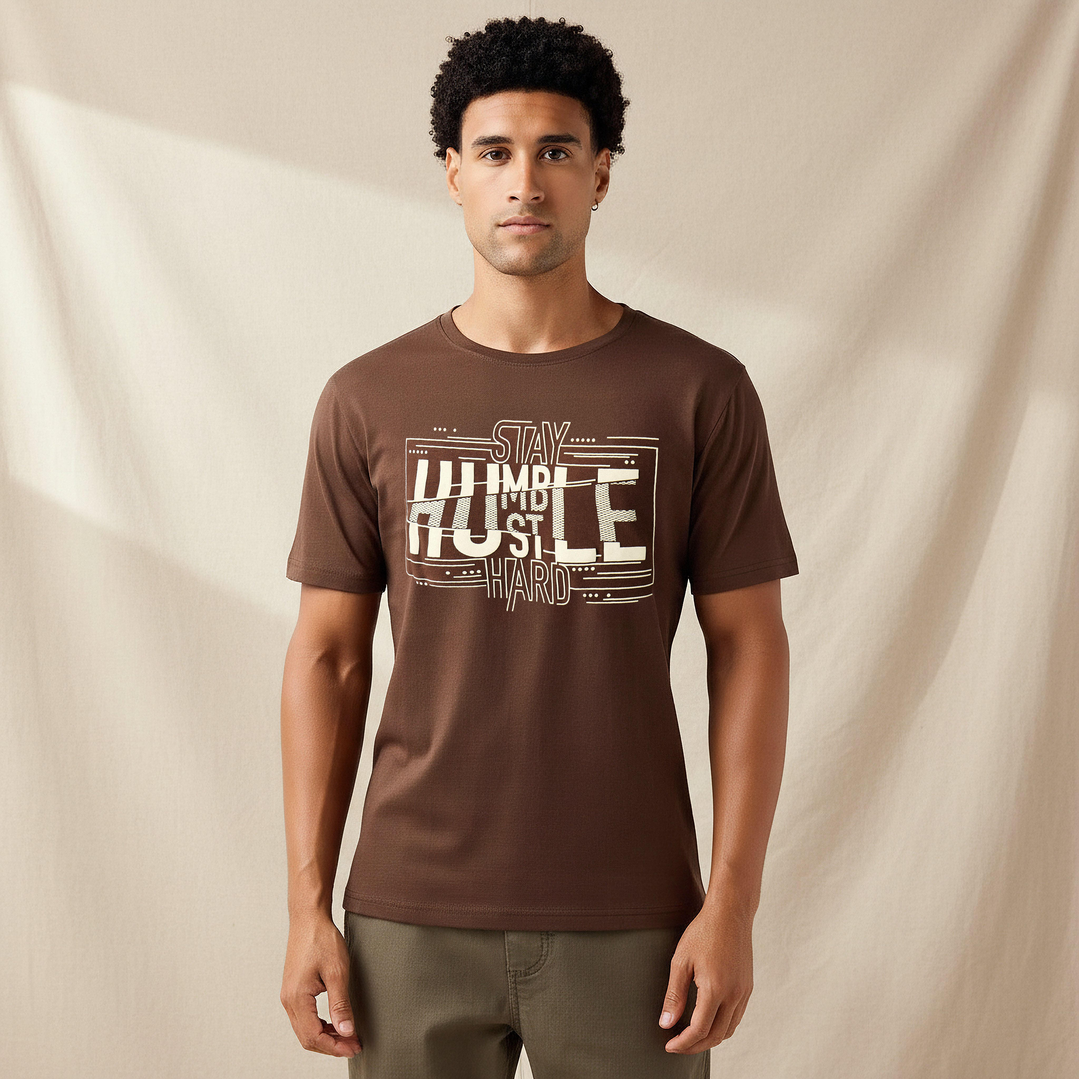 تيشيرت بقصة عادية وياقة ضيقة وأكمام قصيرة وطبعات شعار للرجال-men-clothing-tshirtsandpolos-tshirts-image-1