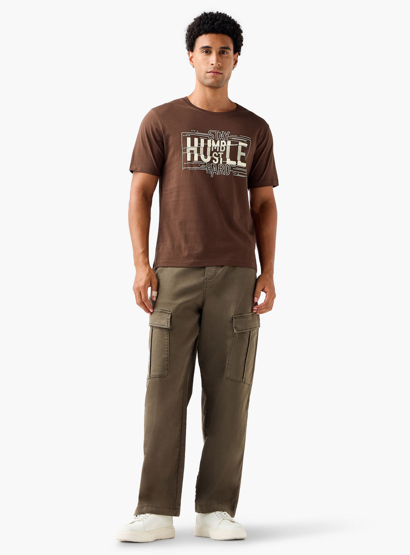 تيشيرت بقصة عادية وياقة ضيقة وأكمام قصيرة وطبعات شعار للرجال-men-clothing-tshirtsandpolos-tshirts-image-2