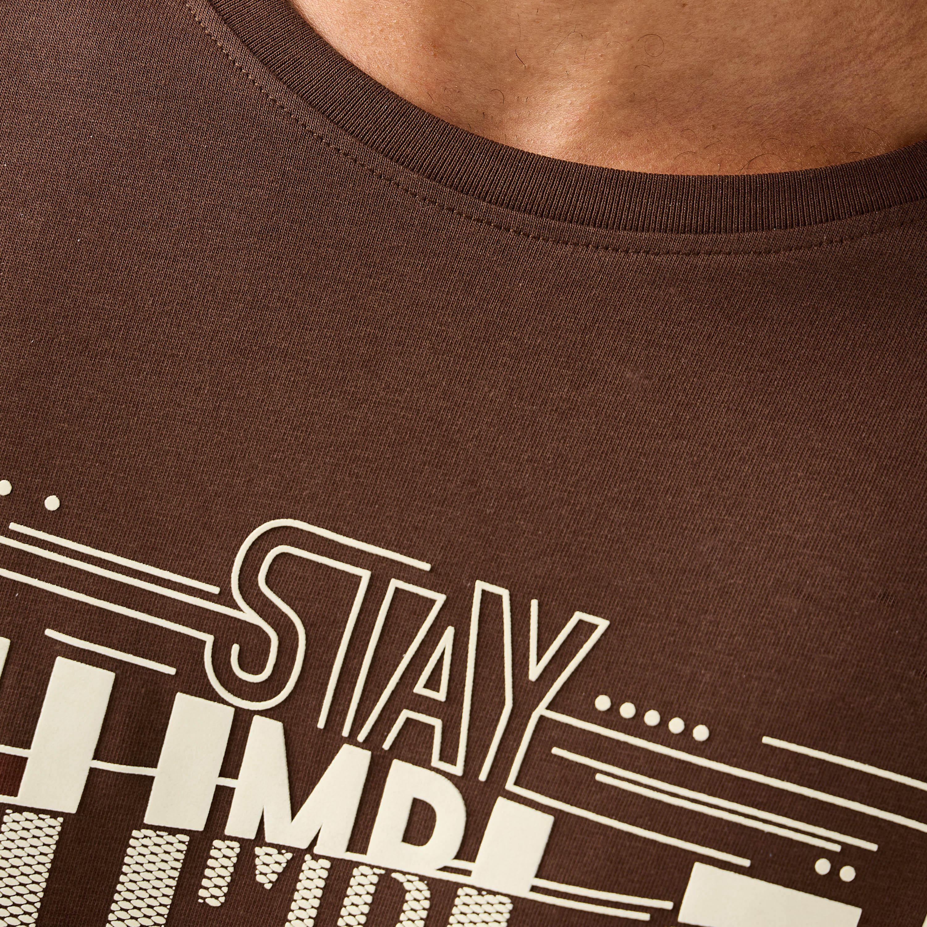 تيشيرت بقصة عادية وياقة ضيقة وأكمام قصيرة وطبعات شعار للرجال-men-clothing-tshirtsandpolos-tshirts-image-5