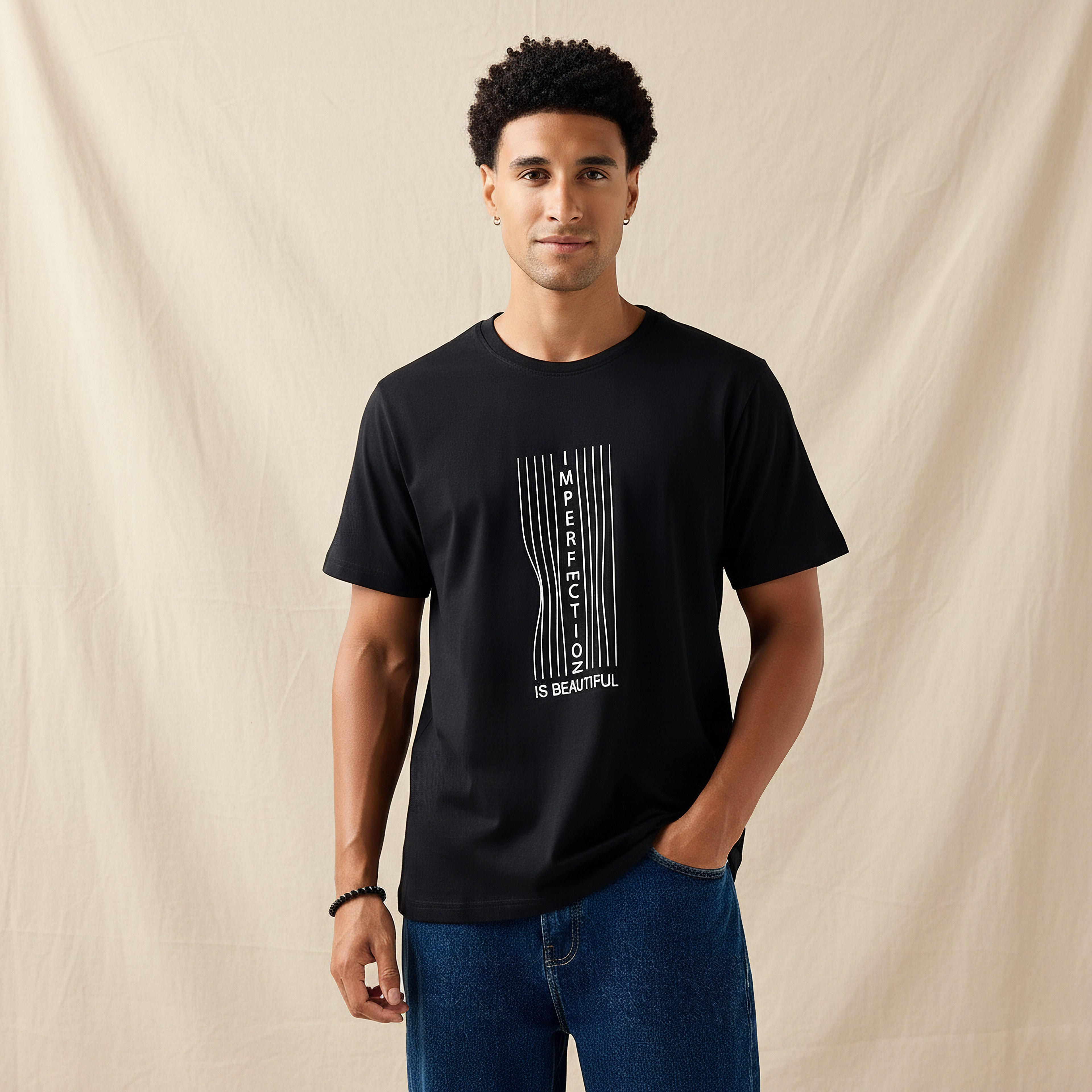 تيشيرت بقصة عادية وياقة ضيقة وأكمام قصيرة وطبعات شعار للرجال-men-clothing-tshirtsandpolos-tshirts-image-1