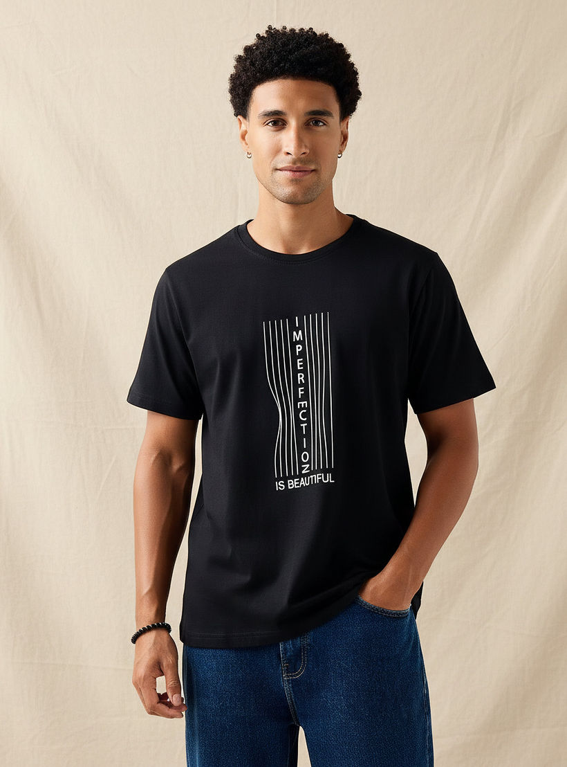 تيشيرت بقصة عادية وياقة ضيقة وأكمام قصيرة وطبعات شعار للرجال-men-clothing-tshirtsandpolos-tshirts-image-1