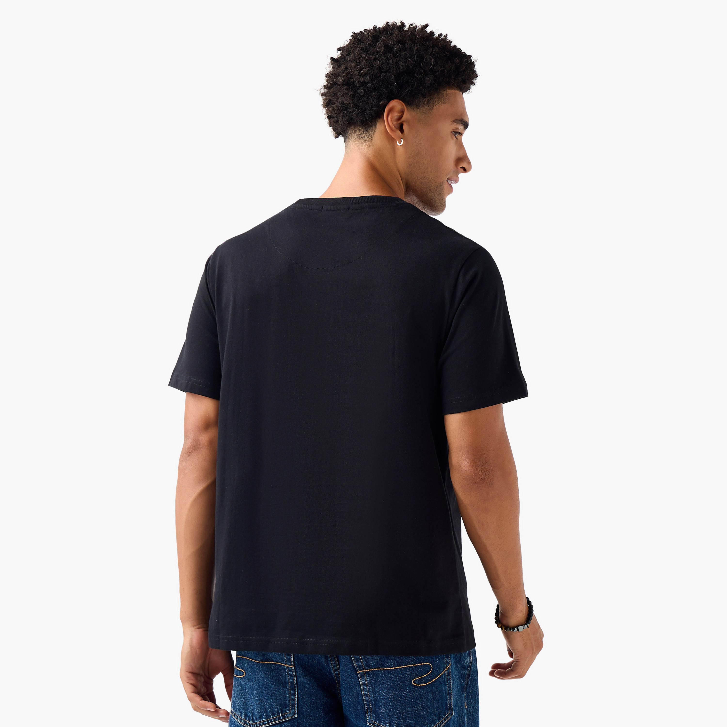تيشيرت بقصة عادية وياقة ضيقة وأكمام قصيرة وطبعات شعار للرجال-men-clothing-tshirtsandpolos-tshirts-image-3