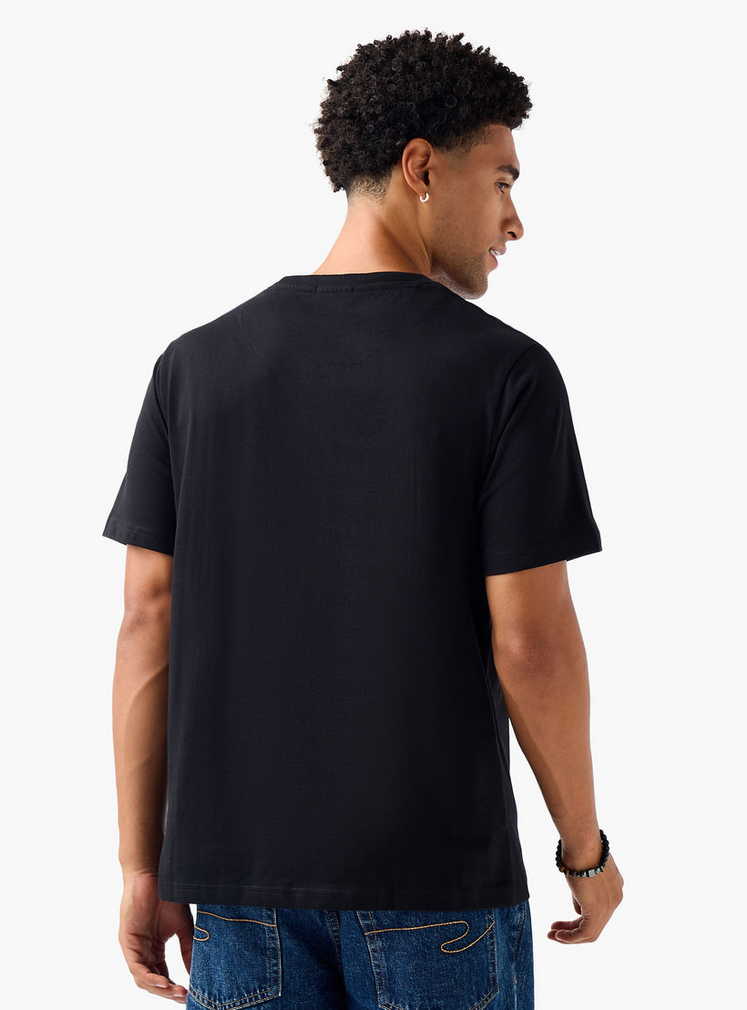 تيشيرت بقصة عادية وياقة ضيقة وأكمام قصيرة وطبعات شعار للرجال-men-clothing-tshirtsandpolos-tshirts-image-3