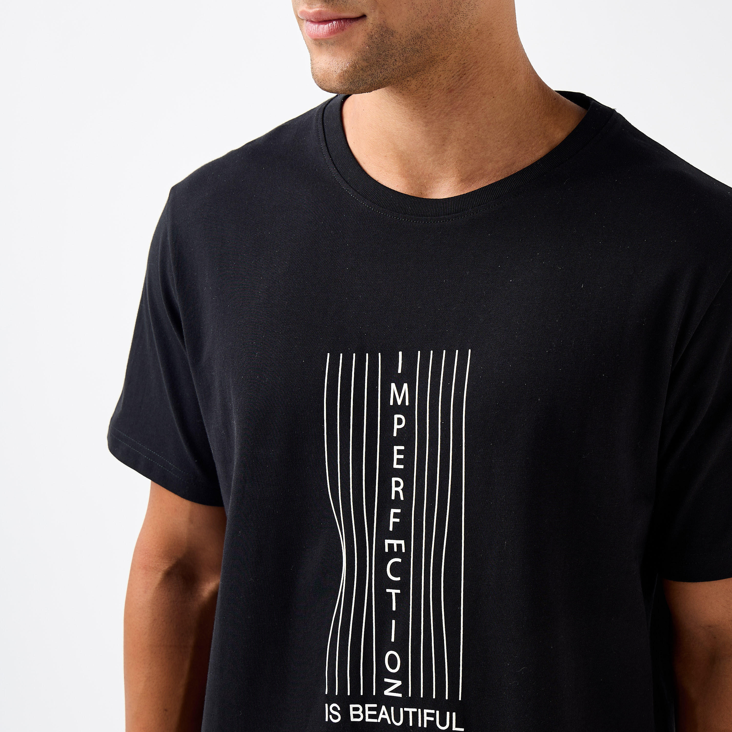 تيشيرت بقصة عادية وياقة ضيقة وأكمام قصيرة وطبعات شعار للرجال-men-clothing-tshirtsandpolos-tshirts-image-4