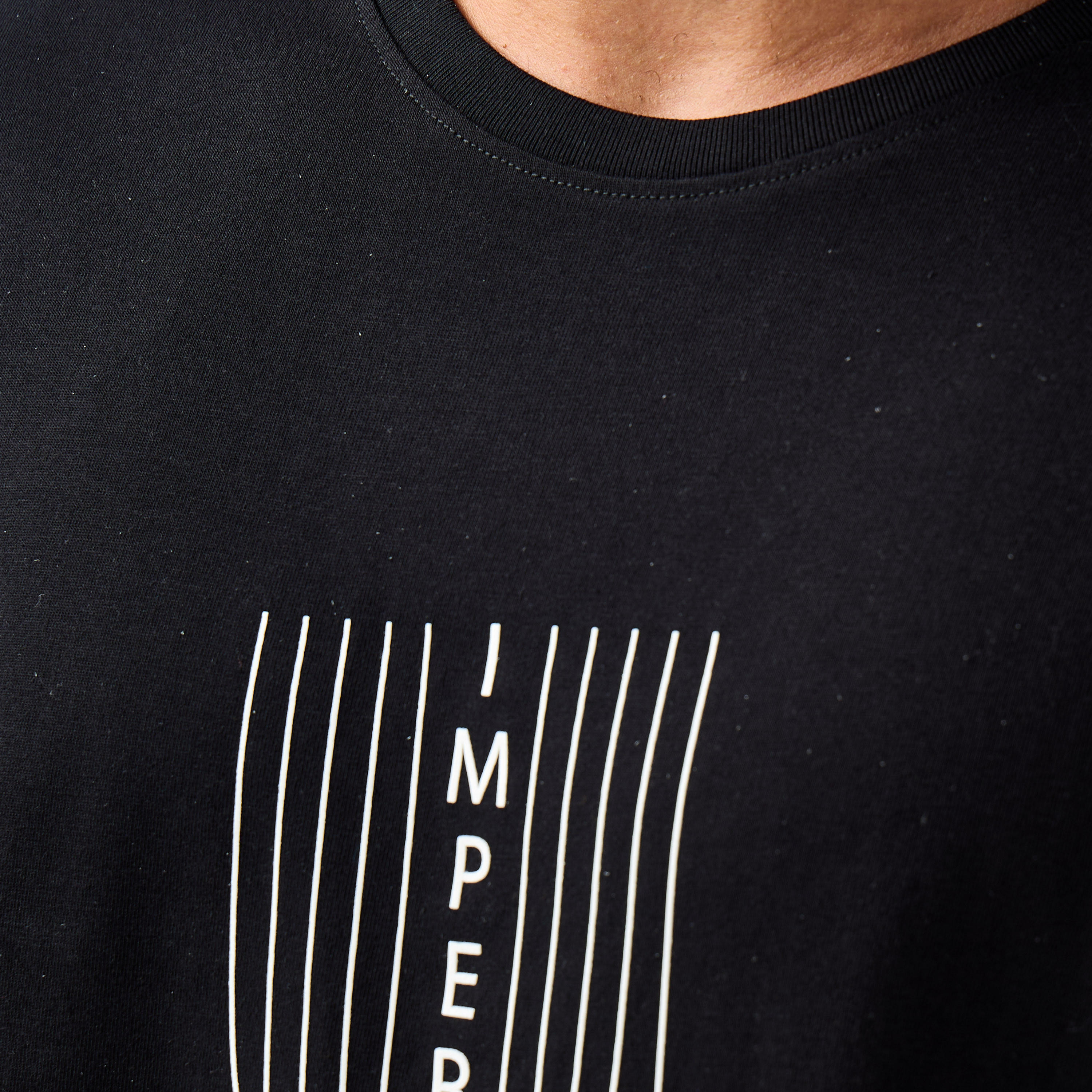تيشيرت بقصة عادية وياقة ضيقة وأكمام قصيرة وطبعات شعار للرجال-men-clothing-tshirtsandpolos-tshirts-image-5