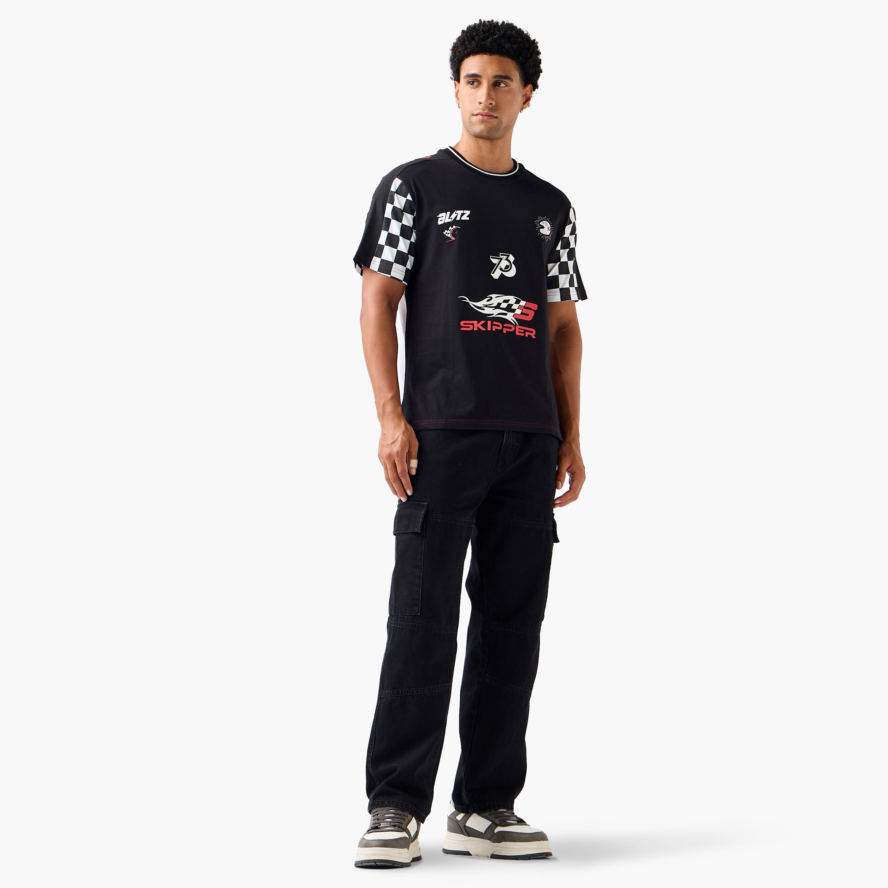 تيشيرت بقصة عادية وياقة ضيقة وأكمام قصيرة وطبعات للرجال-men-clothing-tshirtsandpolos-tshirts-image-2