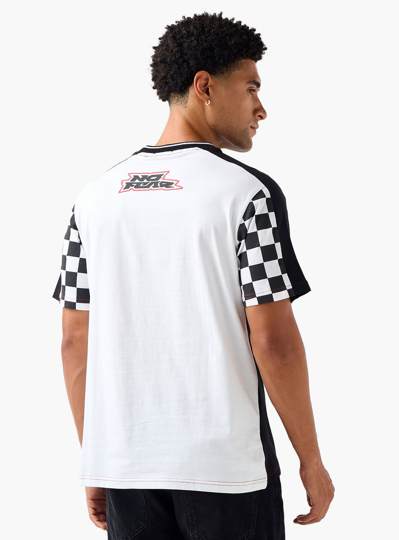 تيشيرت بقصة عادية وياقة ضيقة وأكمام قصيرة وطبعات للرجال-men-clothing-tshirtsandpolos-tshirts-image-3