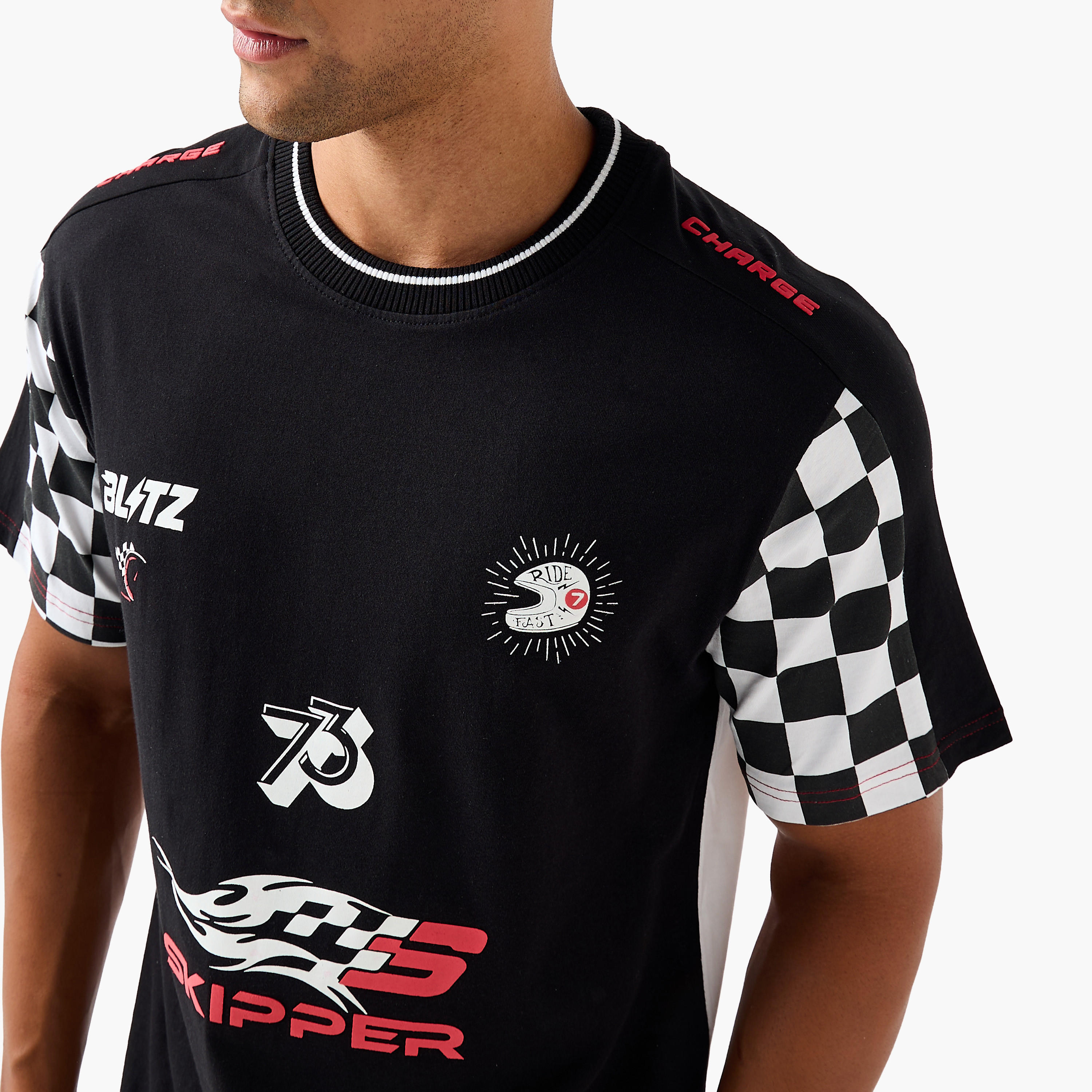 تيشيرت بقصة عادية وياقة ضيقة وأكمام قصيرة وطبعات للرجال-men-clothing-tshirtsandpolos-tshirts-image-4