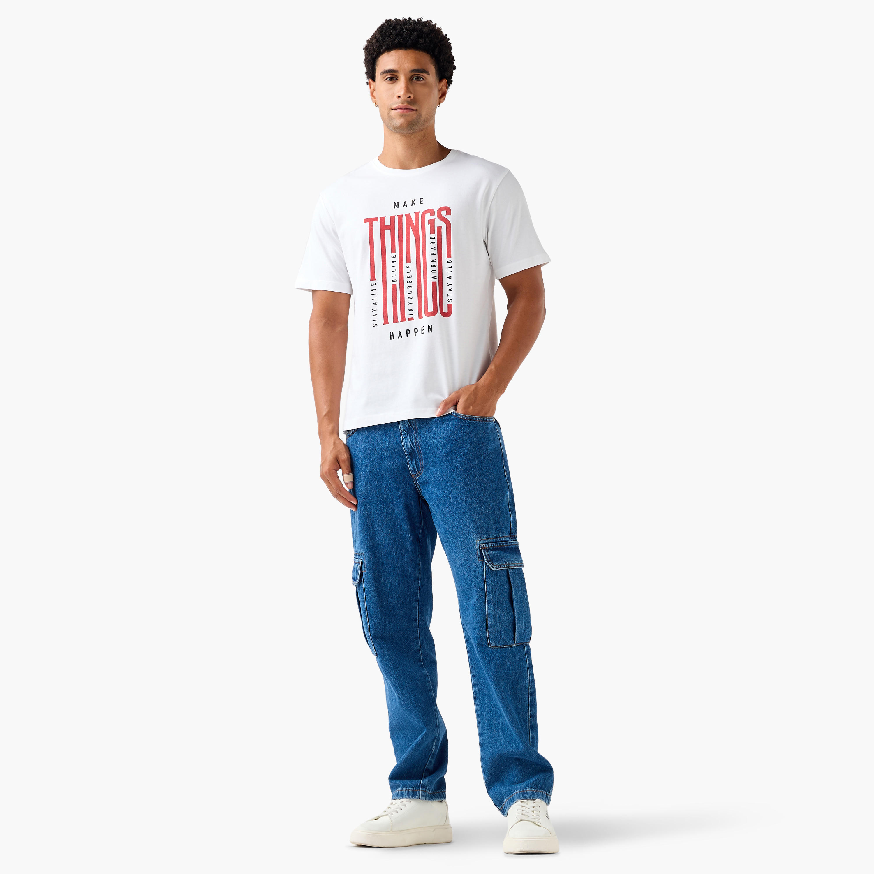 تيشيرت بقصة عادية وياقة ضيقة وأكمام قصيرة وطبعات شعار للرجال-men-clothing-tshirtsandpolos-tshirts-image-2