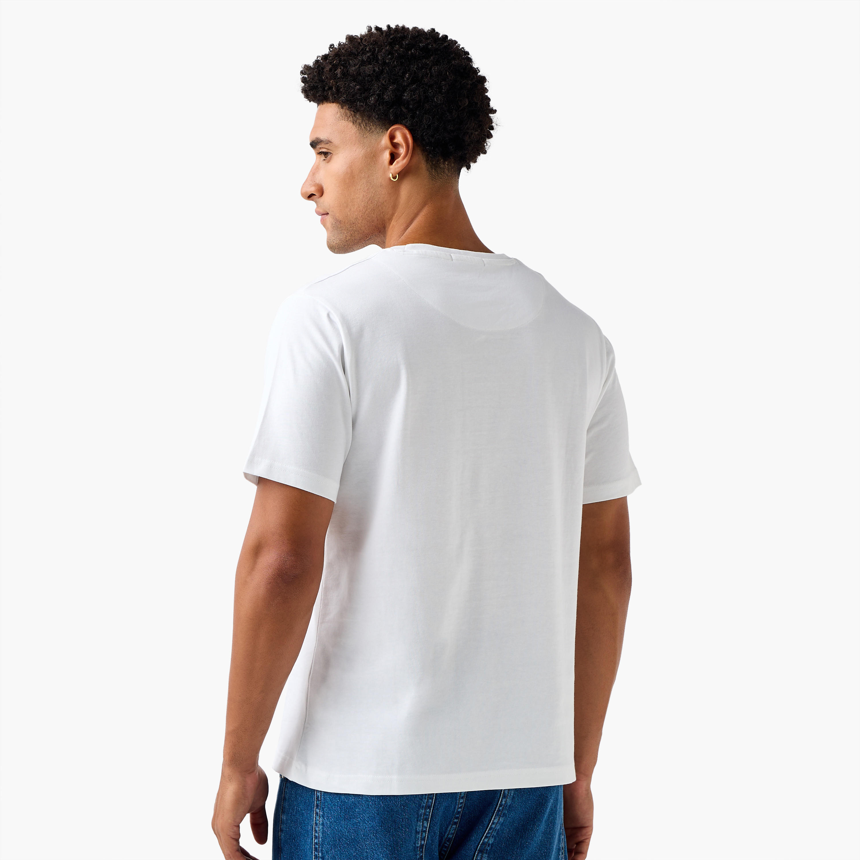 تيشيرت بقصة عادية وياقة ضيقة وأكمام قصيرة وطبعات شعار للرجال-men-clothing-tshirtsandpolos-tshirts-image-3