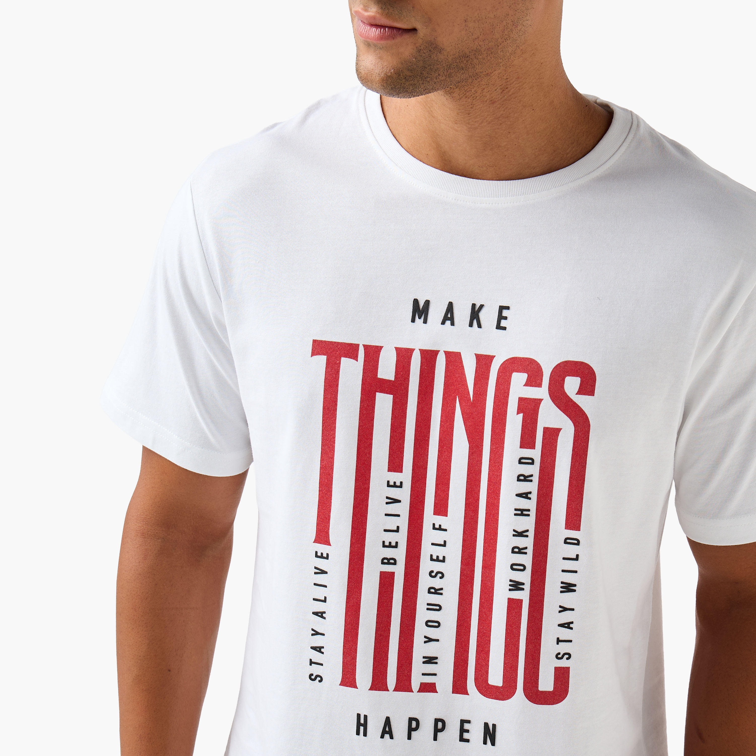 تيشيرت بقصة عادية وياقة ضيقة وأكمام قصيرة وطبعات شعار للرجال-men-clothing-tshirtsandpolos-tshirts-image-4
