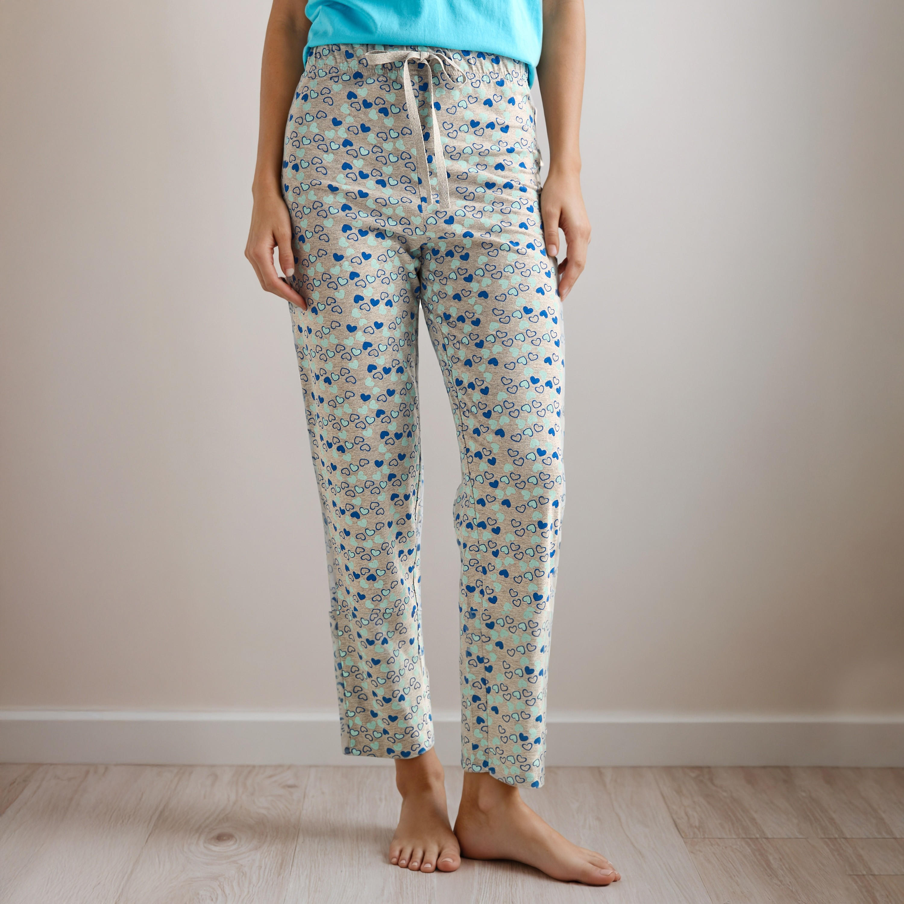 طقم تيشيرت بياقة مستديرة وبنطلون بيجاما بطبعات-women-clothing-nightwear-pyjamas-longsets-image-3