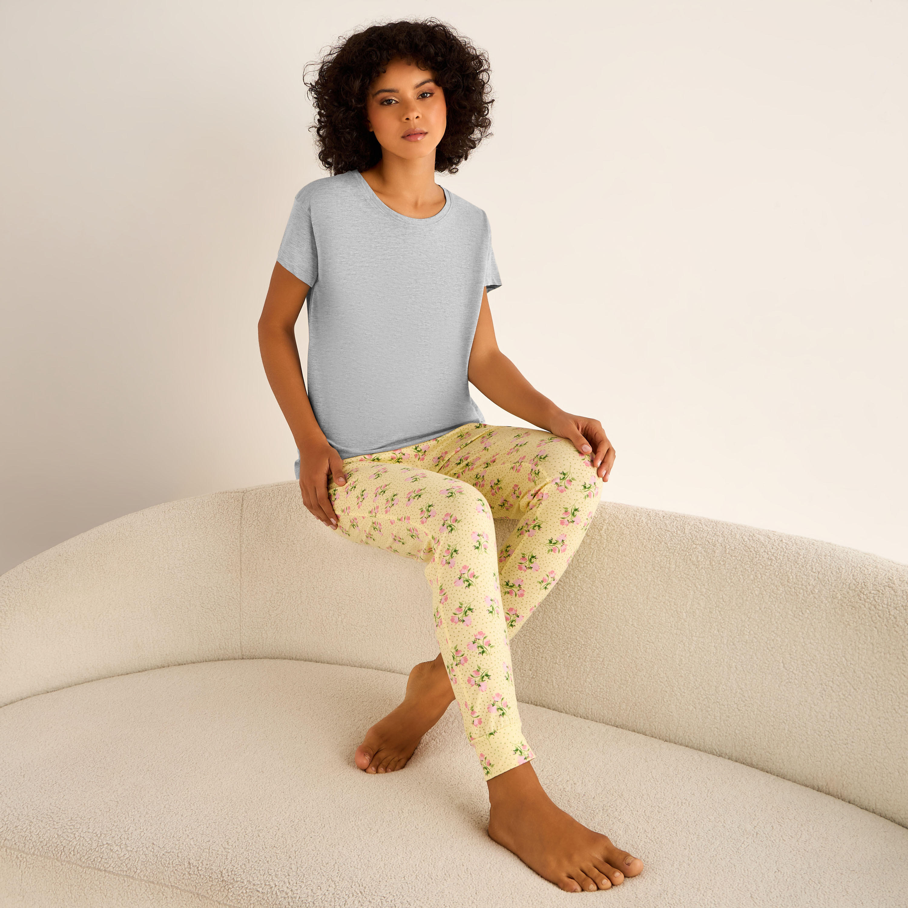 طقم تيشيرت وبنطلون بيجاما بطبعات-women-clothing-nightwear-pyjamas-longsets-image-1