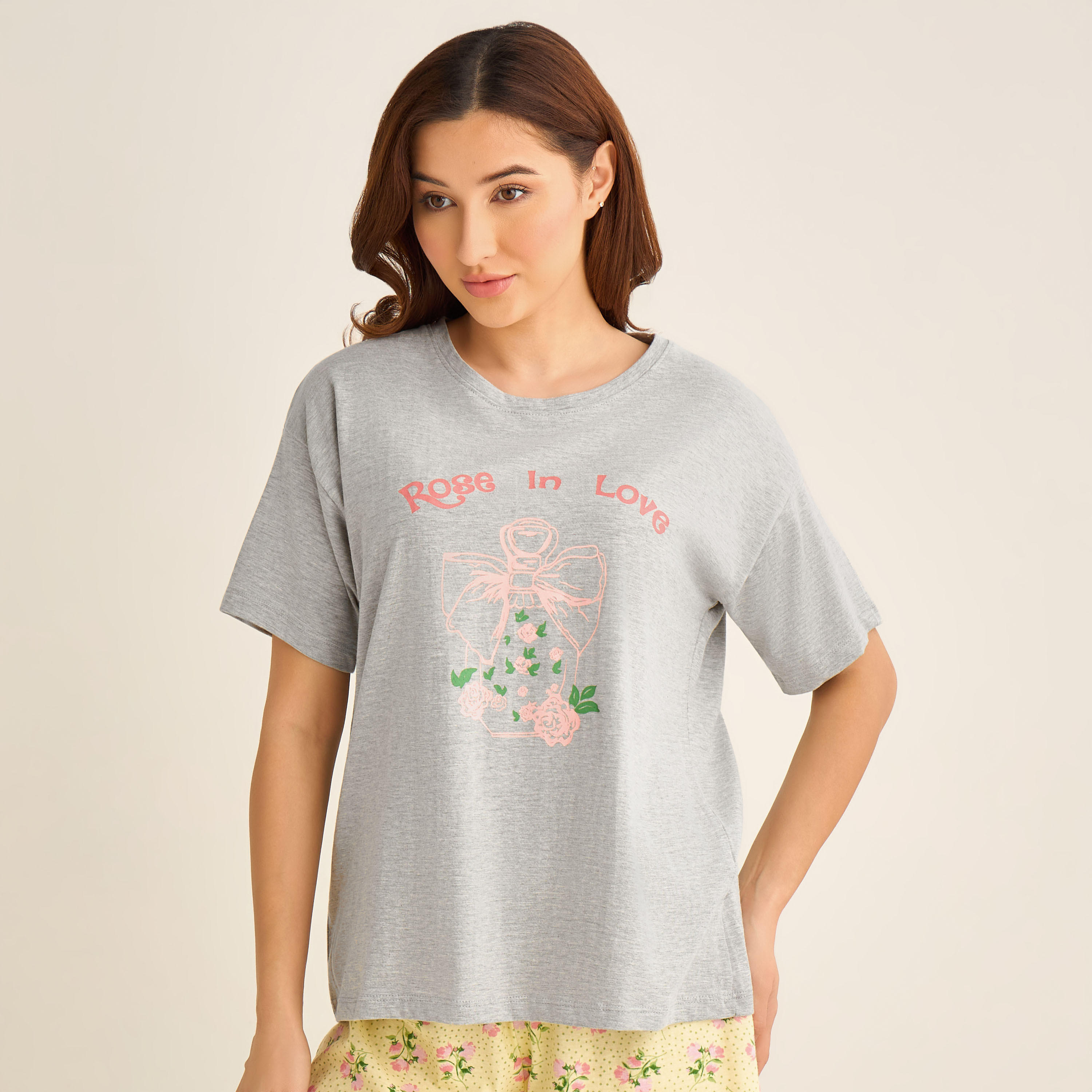 طقم بيجاما شورت وتيشيرت بطبعات زهرية-women-clothing-nightwear-pyjamas-shortsets-image-3