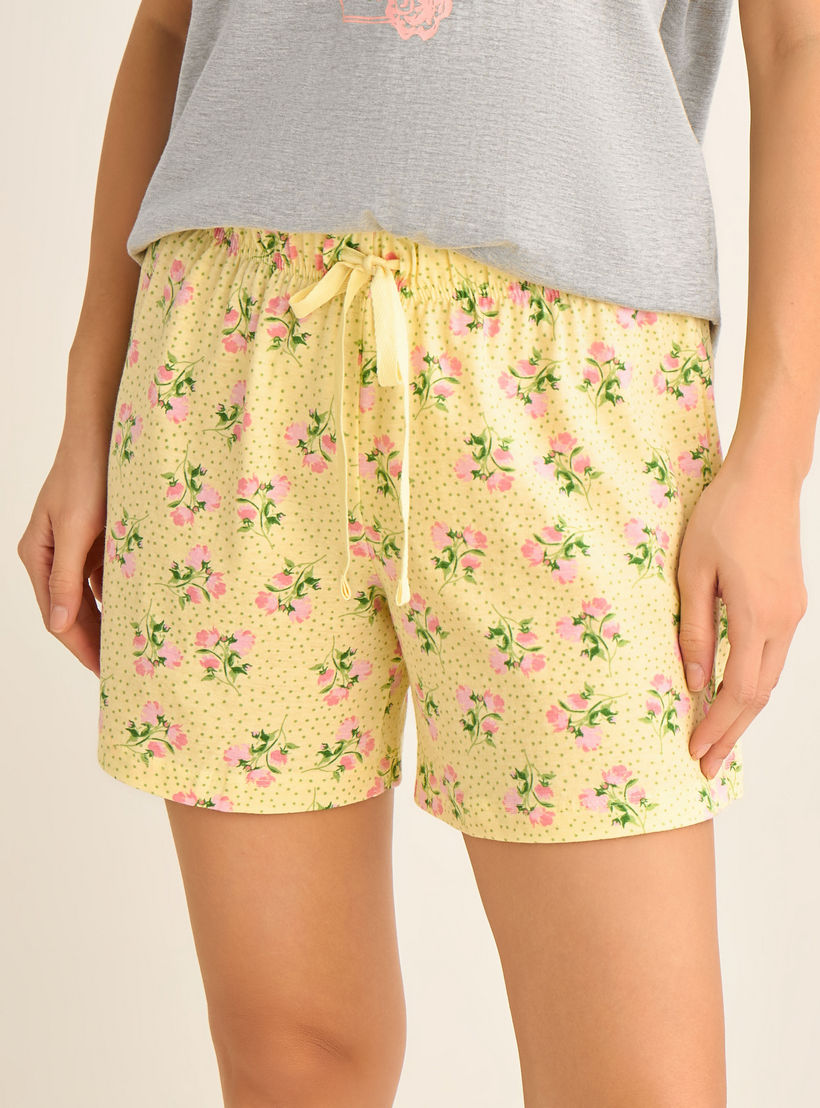 طقم بيجاما شورت وتيشيرت بطبعات زهرية-women-clothing-nightwear-pyjamas-shortsets-image-4