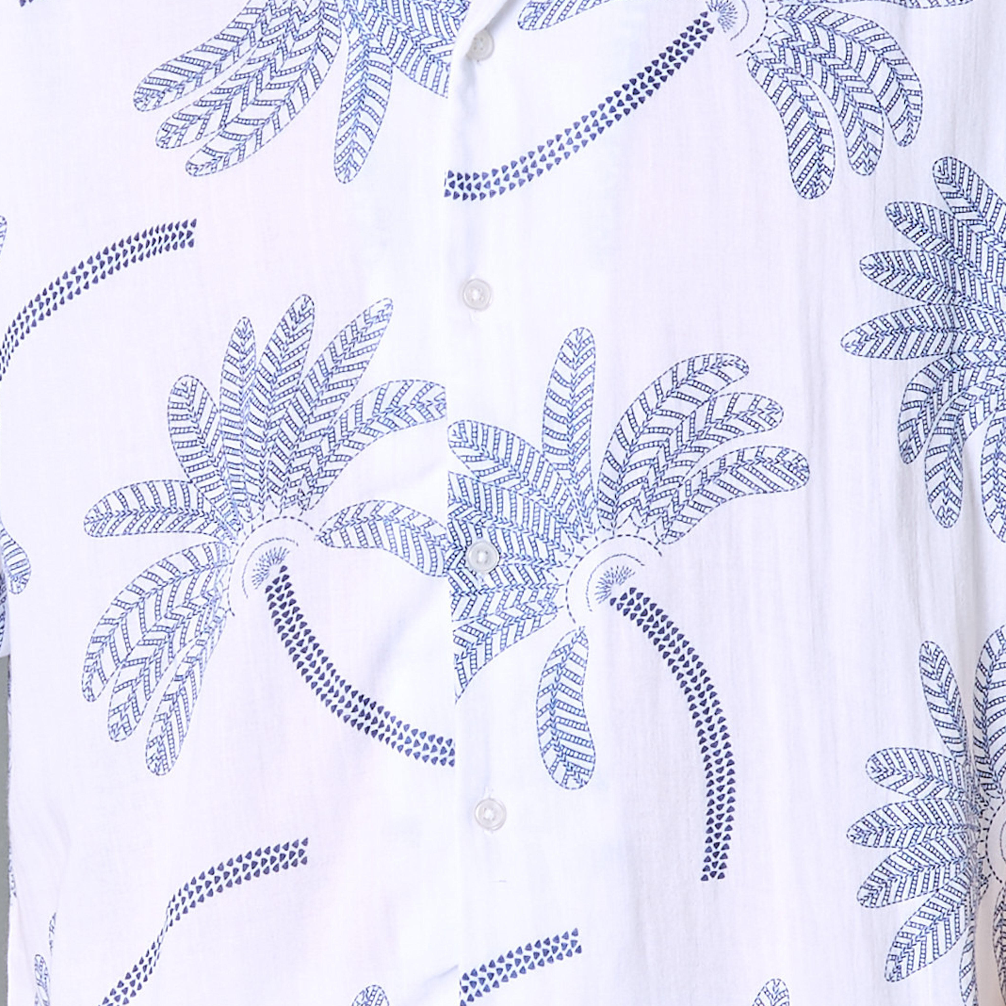 قميص ريزورت بياقة كامب وأكمام قصيرة وطبعات للرجال-men-clothing-shirts-image-4