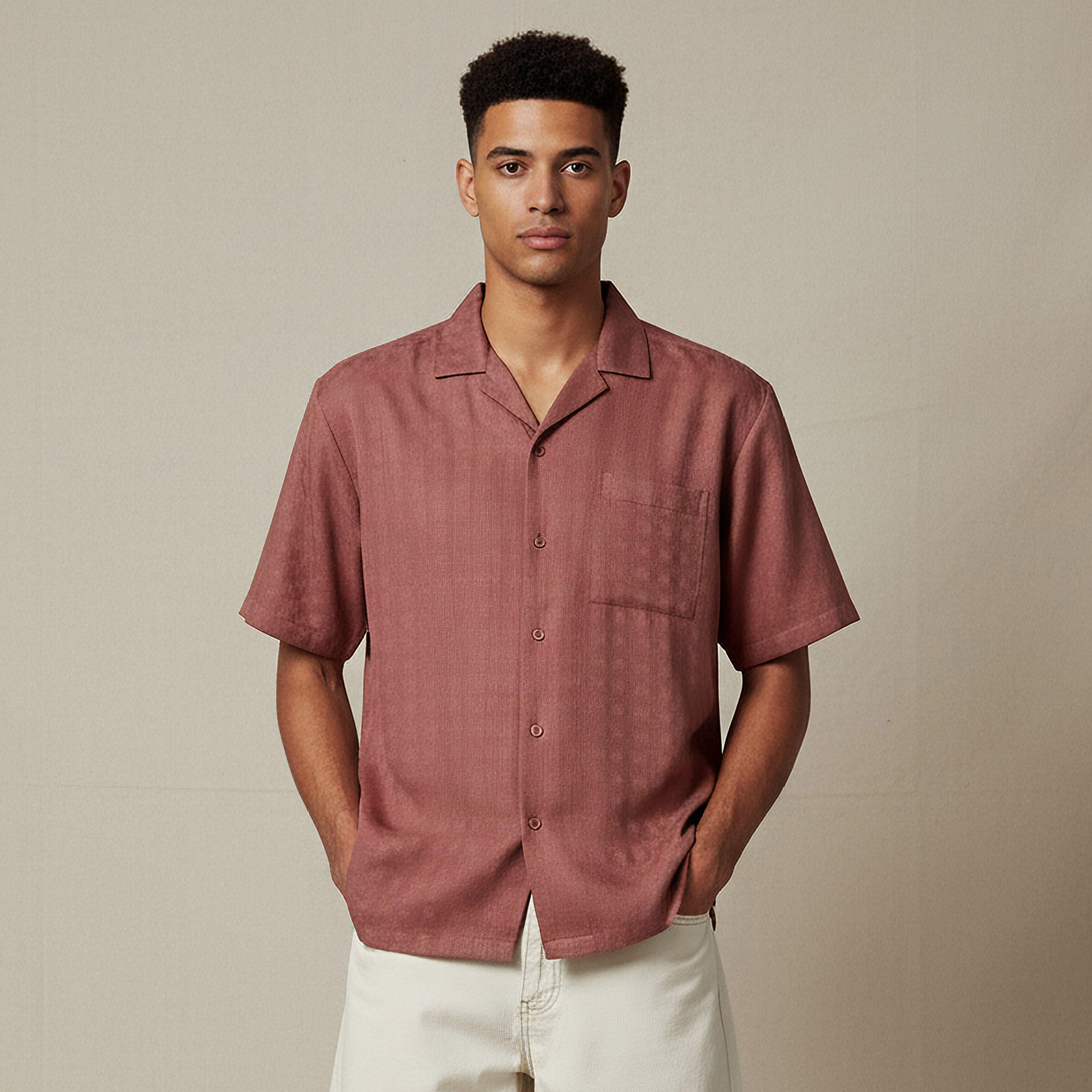 قميص بقصّة عادية وياقة كامب بارز الملمس وأكمام قصيرة-men-clothing-shirts-image-1