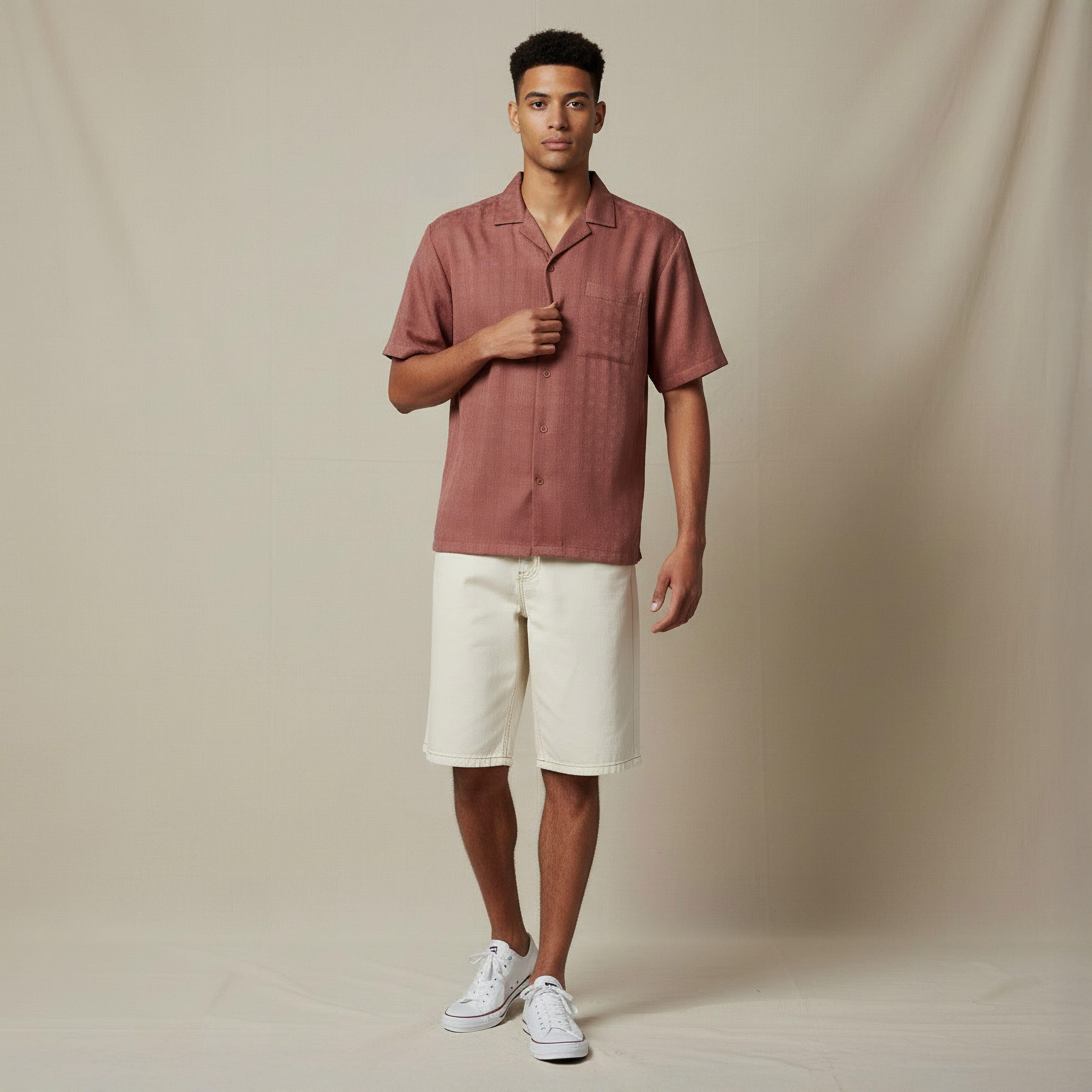 قميص بقصّة عادية وياقة كامب بارز الملمس وأكمام قصيرة-men-clothing-shirts-image-2
