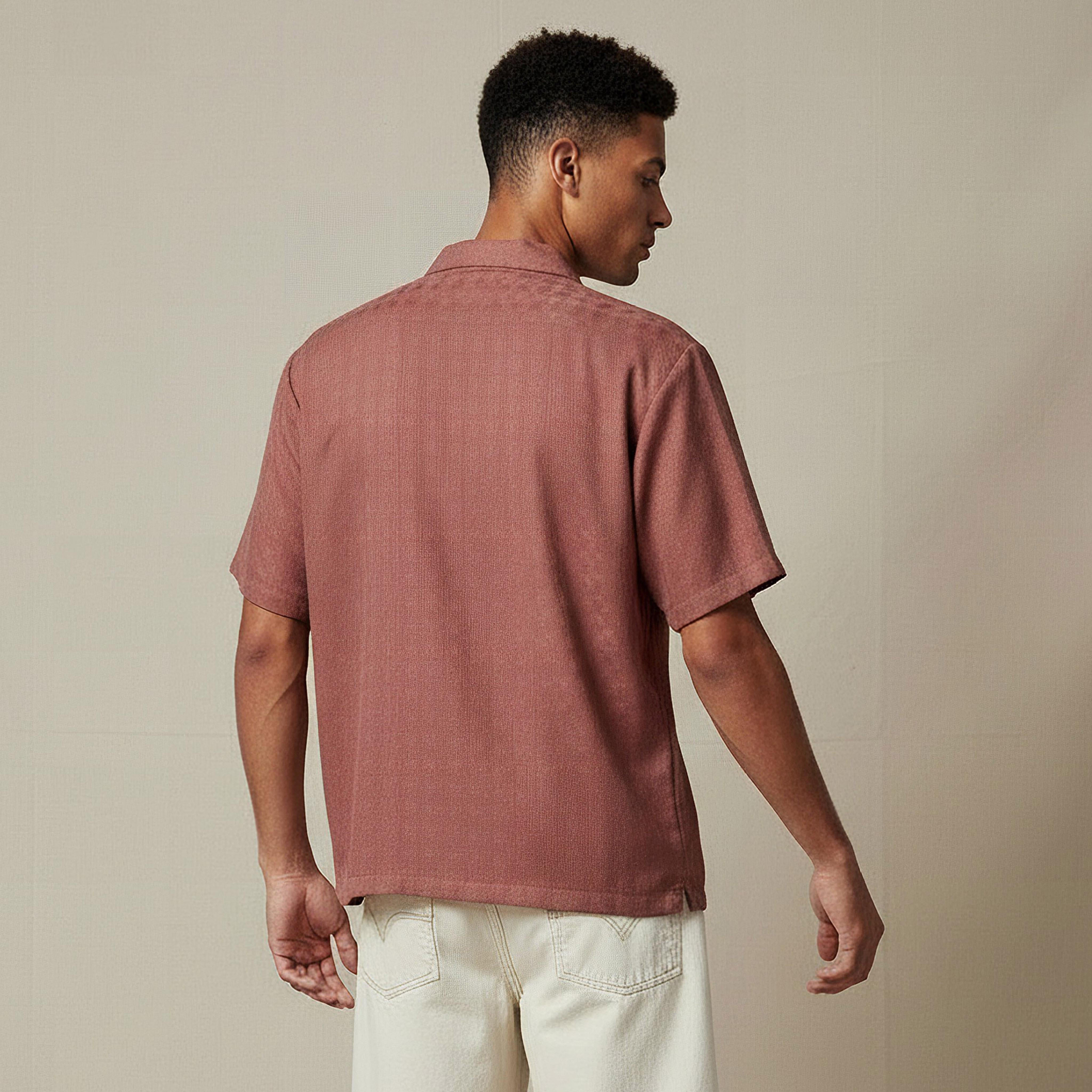 قميص بقصّة عادية وياقة كامب بارز الملمس وأكمام قصيرة-men-clothing-shirts-image-3