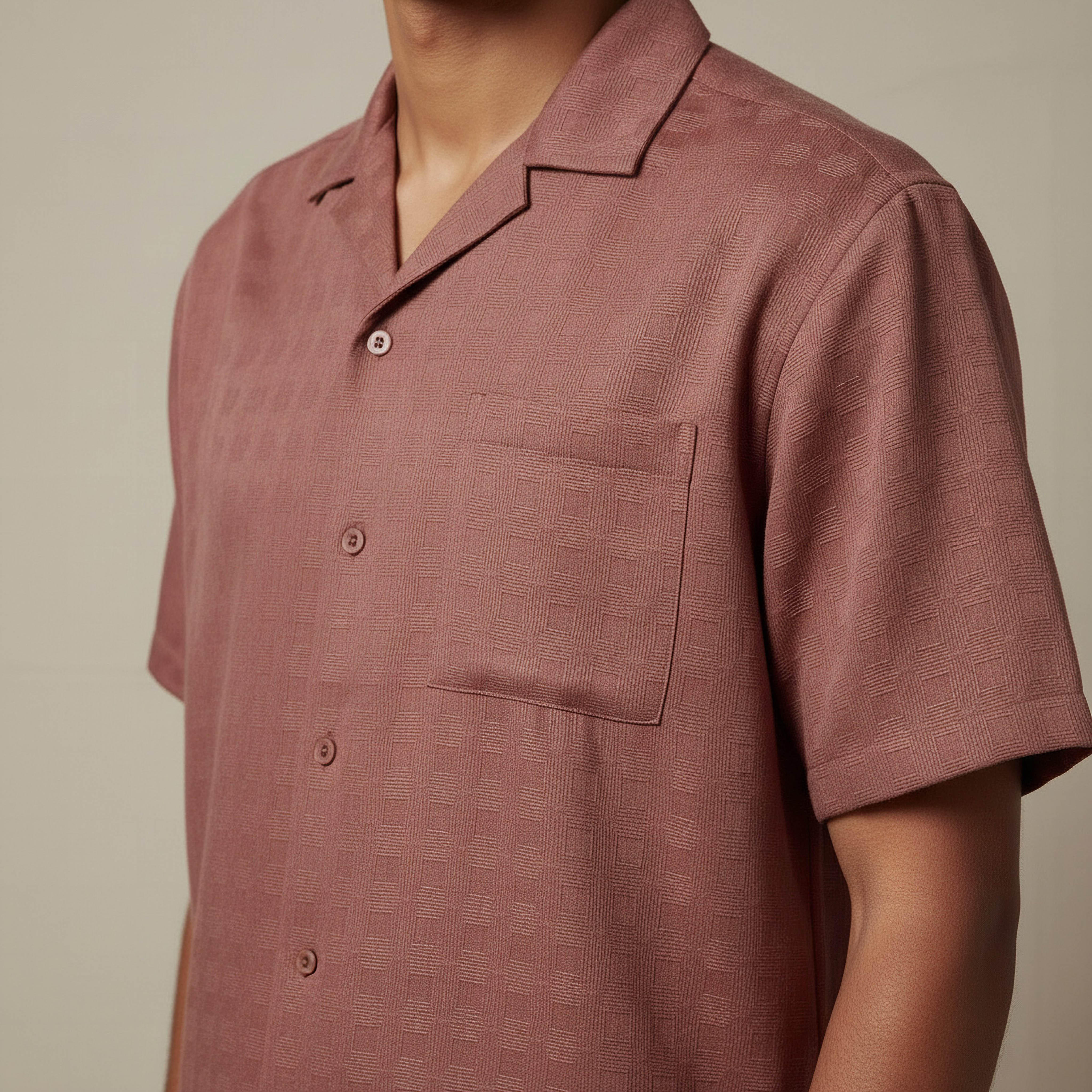 قميص بقصّة عادية وياقة كامب بارز الملمس وأكمام قصيرة-men-clothing-shirts-image-4