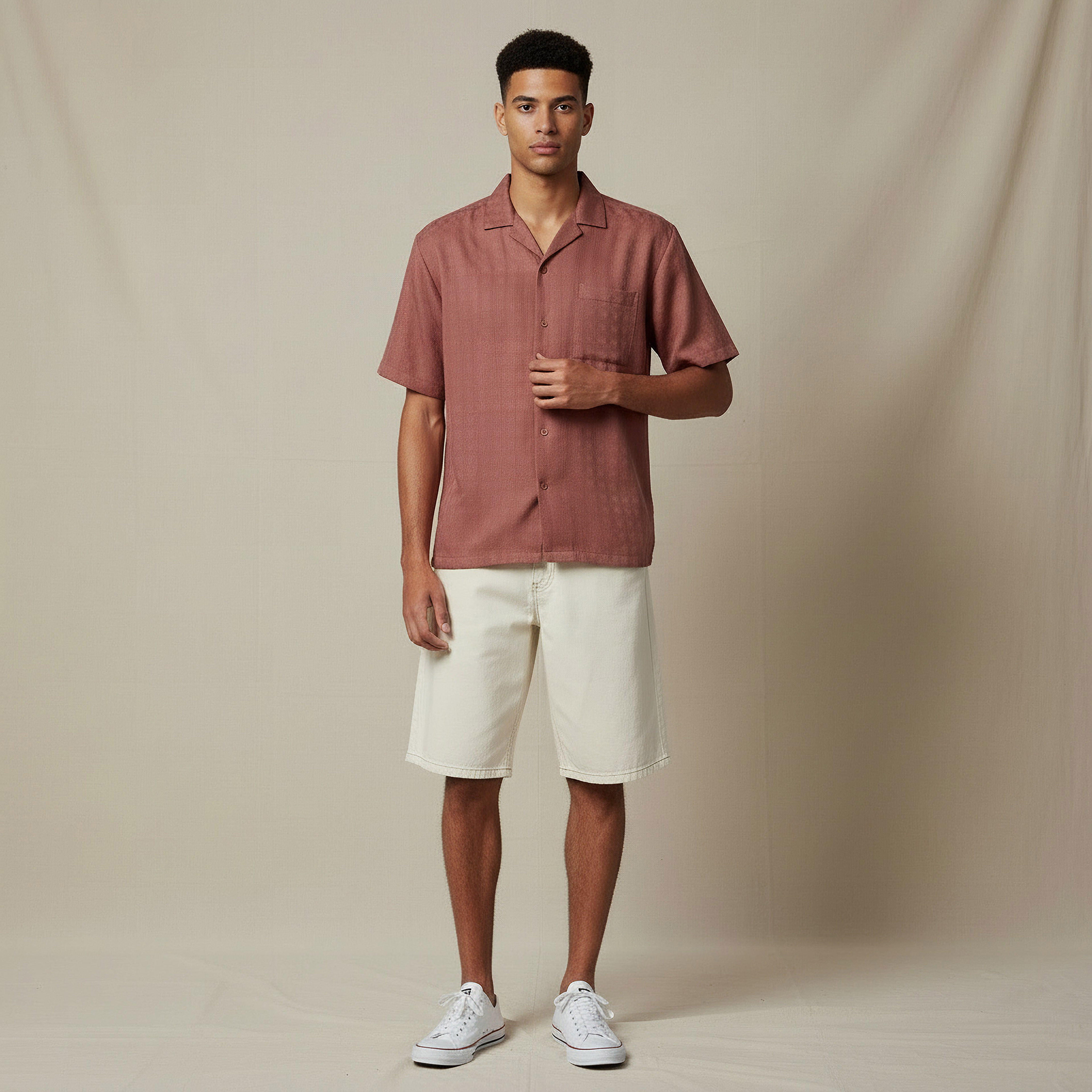 قميص بقصّة عادية وياقة كامب بارز الملمس وأكمام قصيرة-men-clothing-shirts-image-5