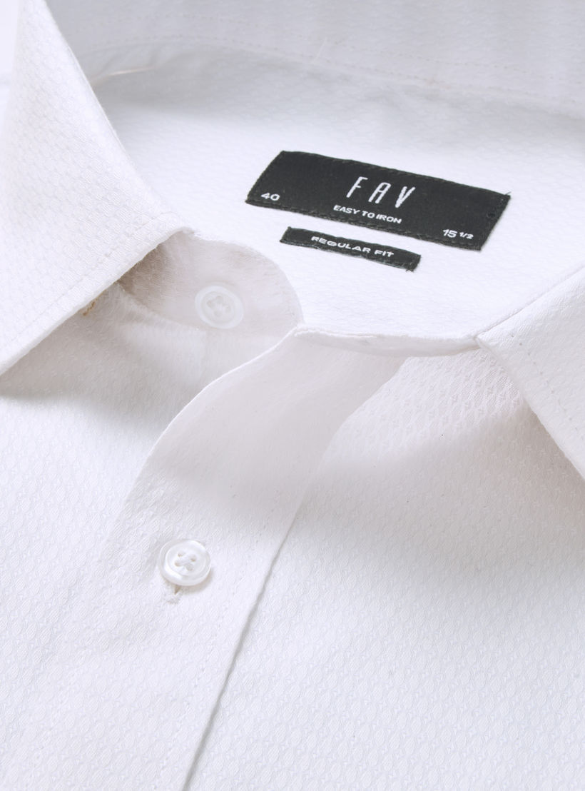 قميص دوبي بارز الملمس بقصّة عادية بياقة-men-clothing-shirts-image-2