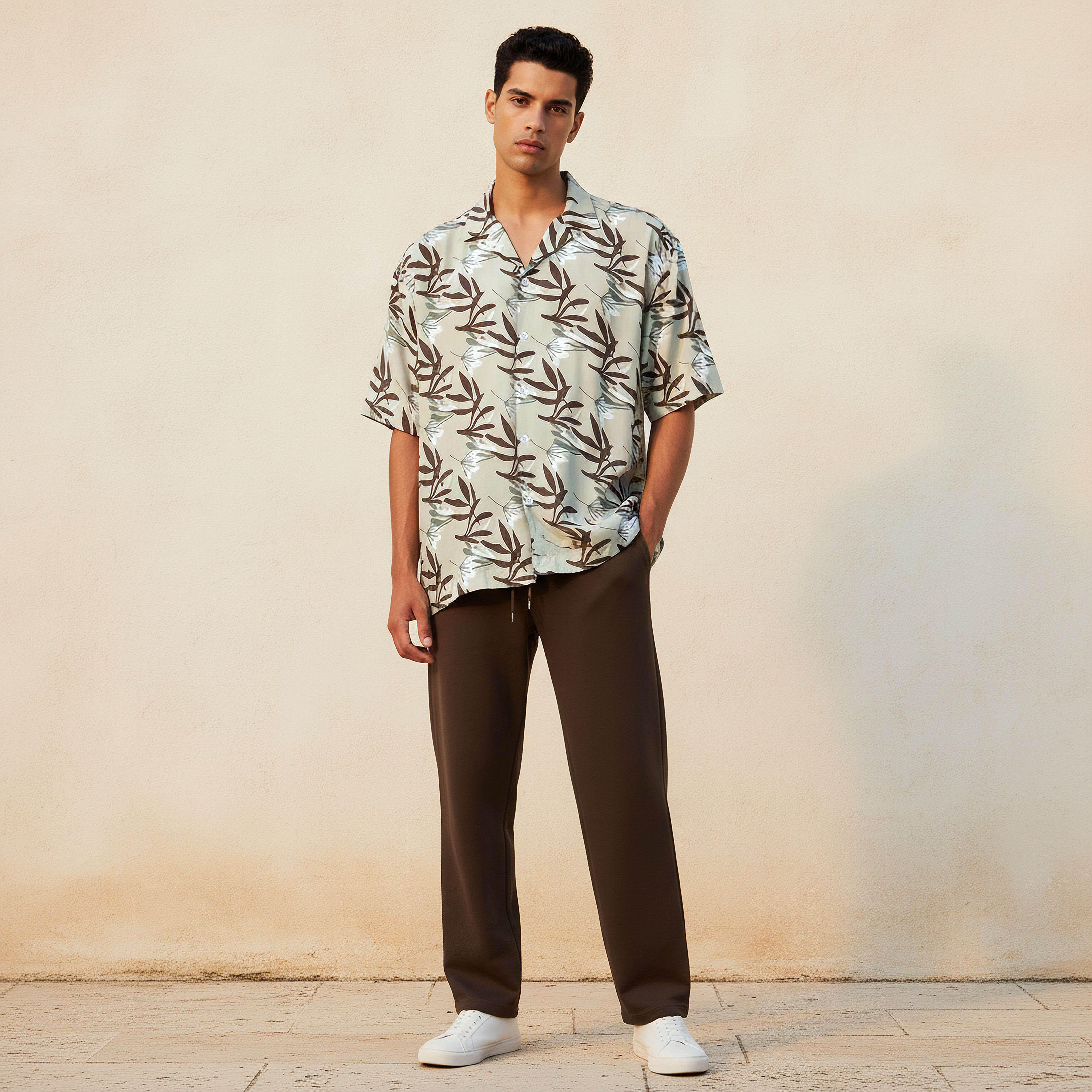 قميص فيسكوز بقصة عادية وياقة كامب وأكمام قصيرة للرجال-men-clothing-shirts-image-2