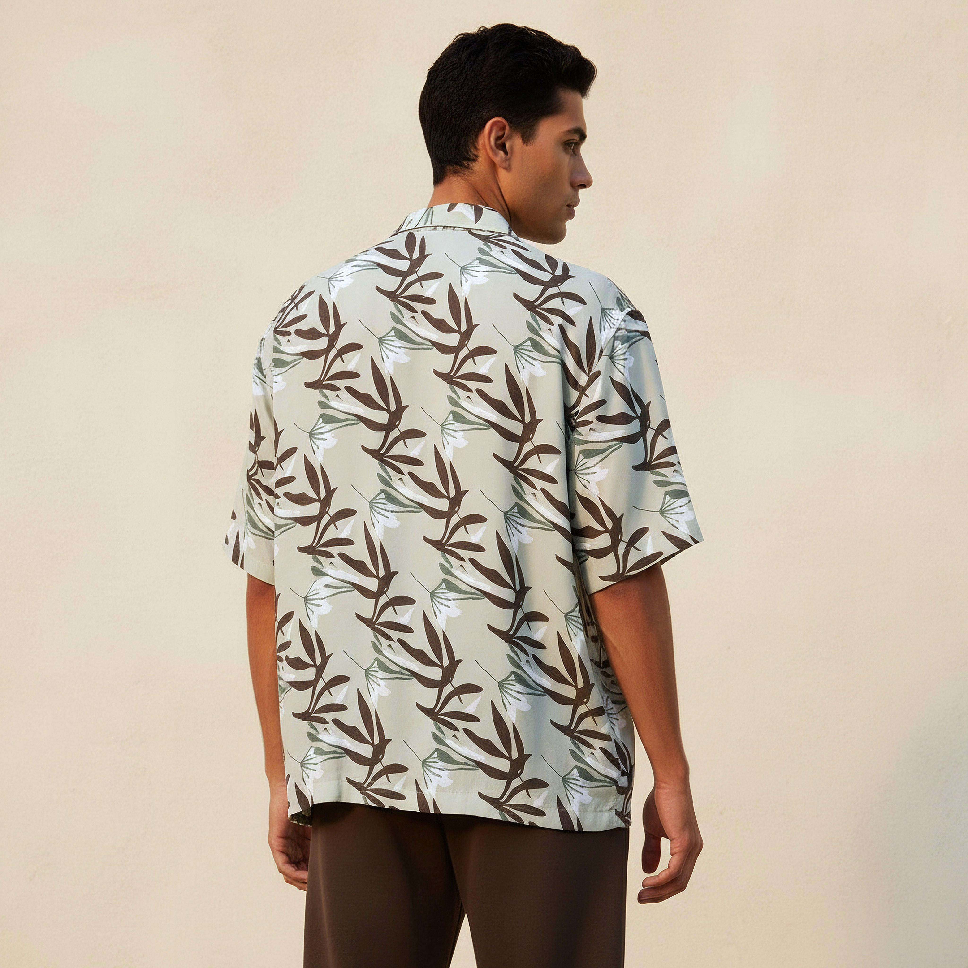 قميص فيسكوز بقصة عادية وياقة كامب وأكمام قصيرة للرجال-men-clothing-shirts-image-3
