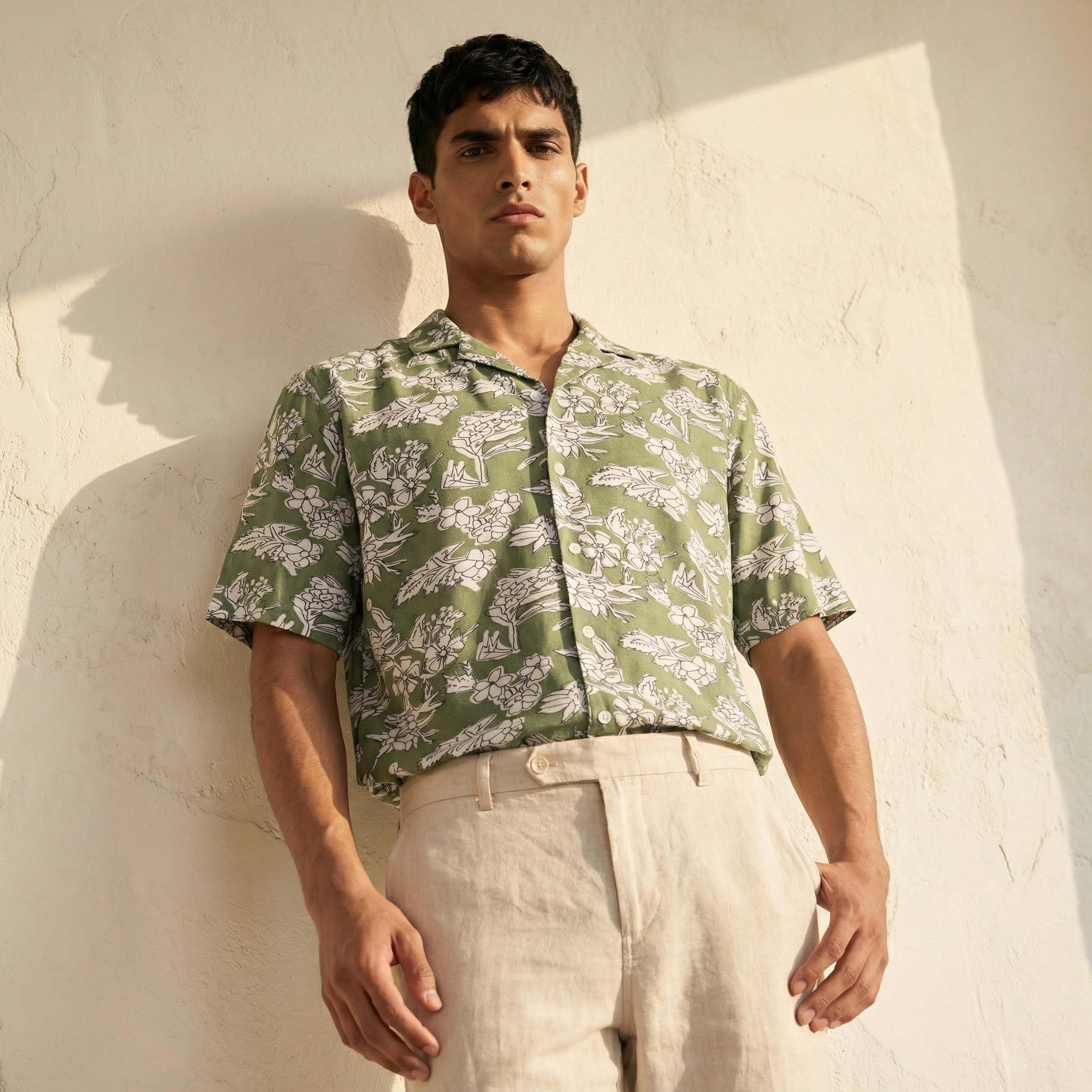 قميص فيسكوز بقصة عادية وياقة كامب وطبعات وأكمام قصيرة للرجال-men-clothing-shirts-image-1