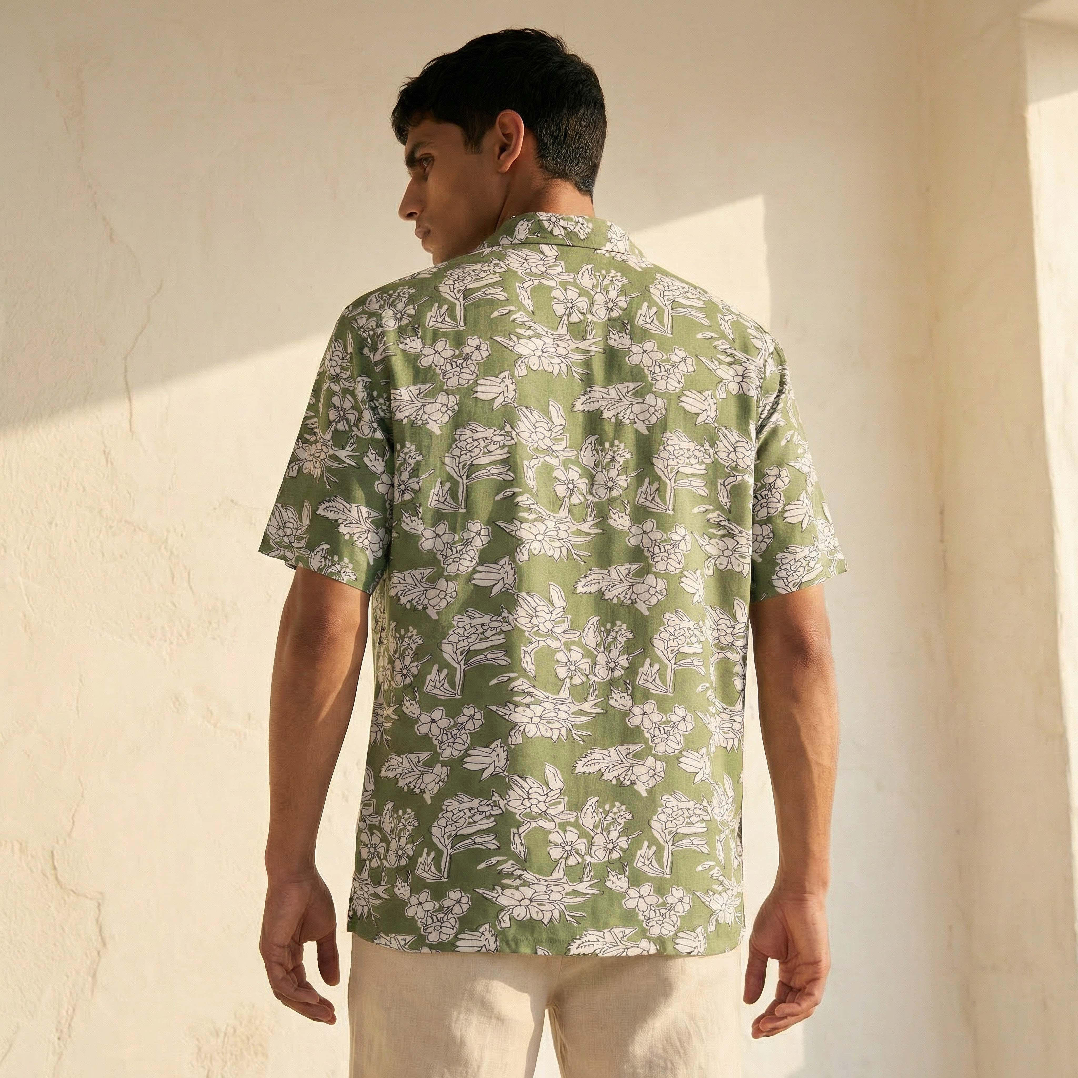 قميص فيسكوز بقصة عادية وياقة كامب وطبعات وأكمام قصيرة للرجال-men-clothing-shirts-image-4
