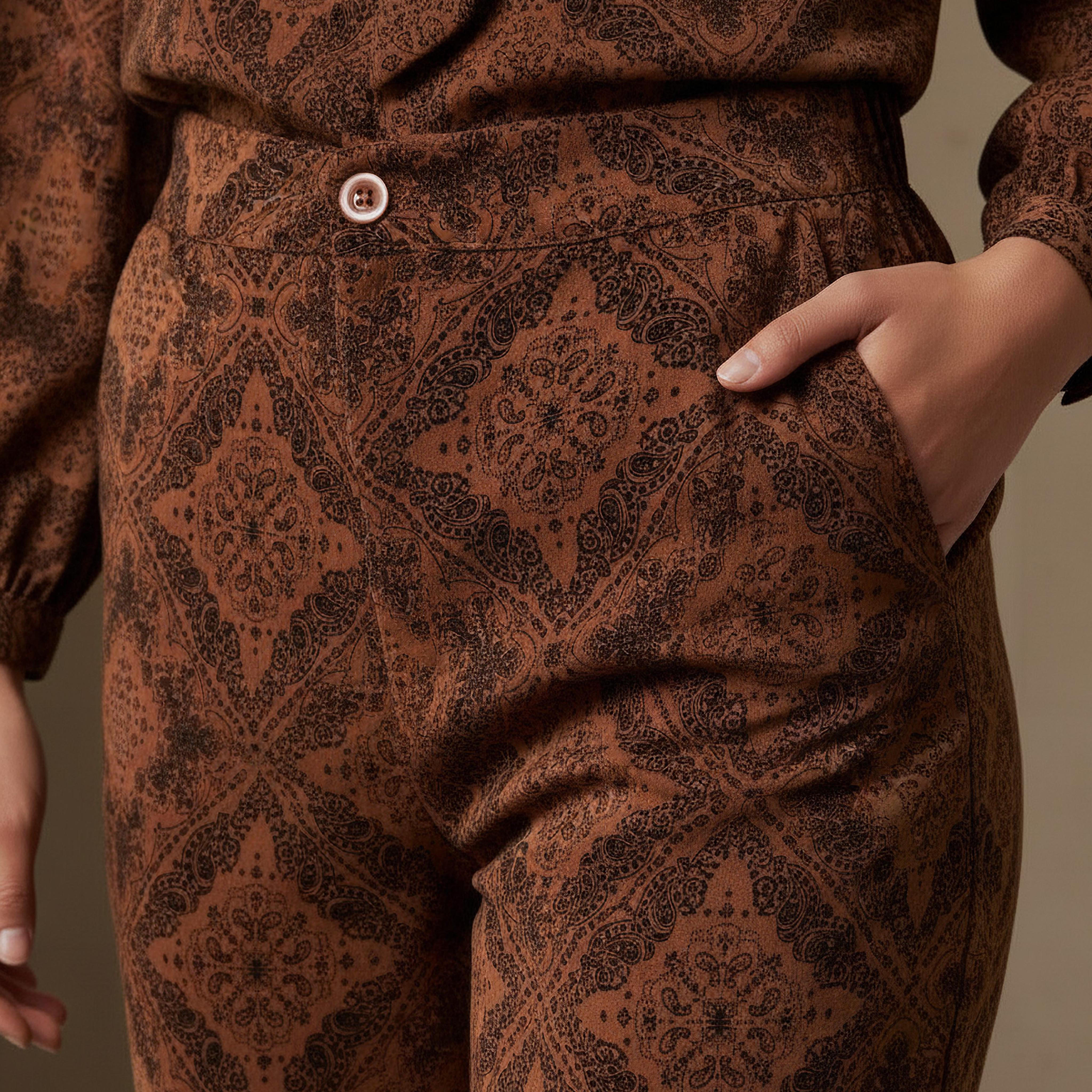 طقم بنطلون وبلوزة بياقة برباط وطبعات-women-clothing-coordsets-image-6