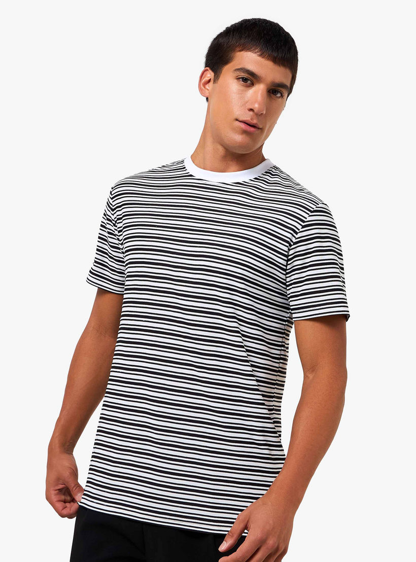 تيشيرت مقلم بقصة عادية وياقة ضيقة وأكمام قصيرة للرجال-men-clothing-tshirtsandpolos-tshirts-image-1