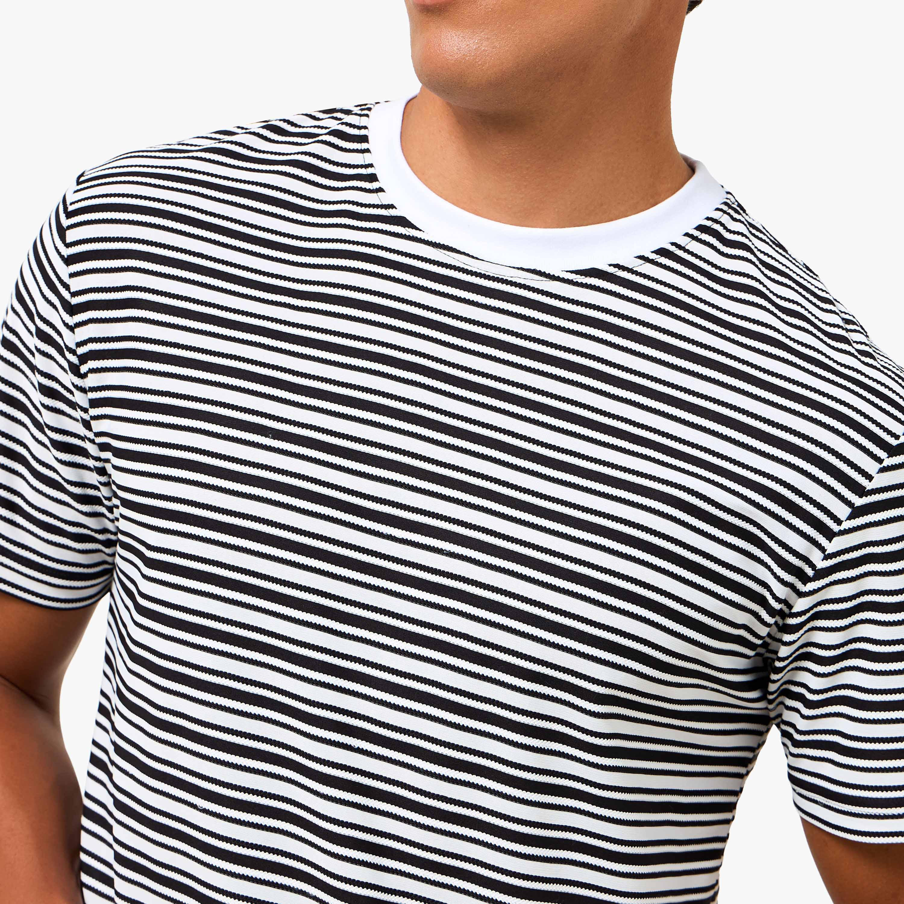 تيشيرت مقلم بقصة عادية وياقة ضيقة وأكمام قصيرة للرجال-men-clothing-tshirtsandpolos-tshirts-image-2