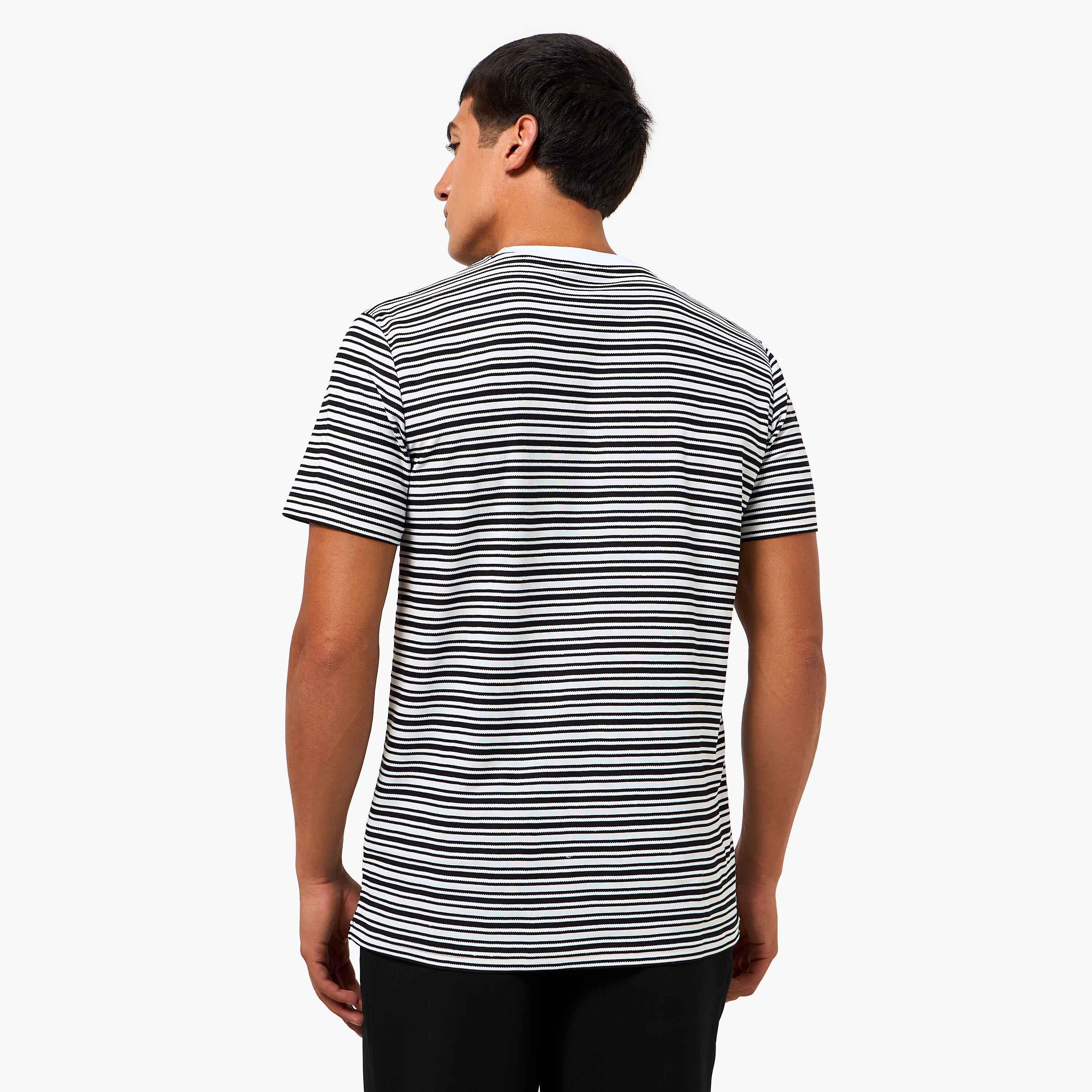 تيشيرت مقلم بقصة عادية وياقة ضيقة وأكمام قصيرة للرجال-men-clothing-tshirtsandpolos-tshirts-image-4