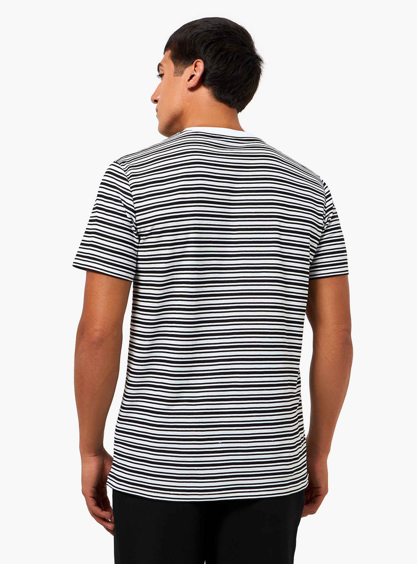 تيشيرت مقلم بقصة عادية وياقة ضيقة وأكمام قصيرة للرجال-men-clothing-tshirtsandpolos-tshirts-image-4