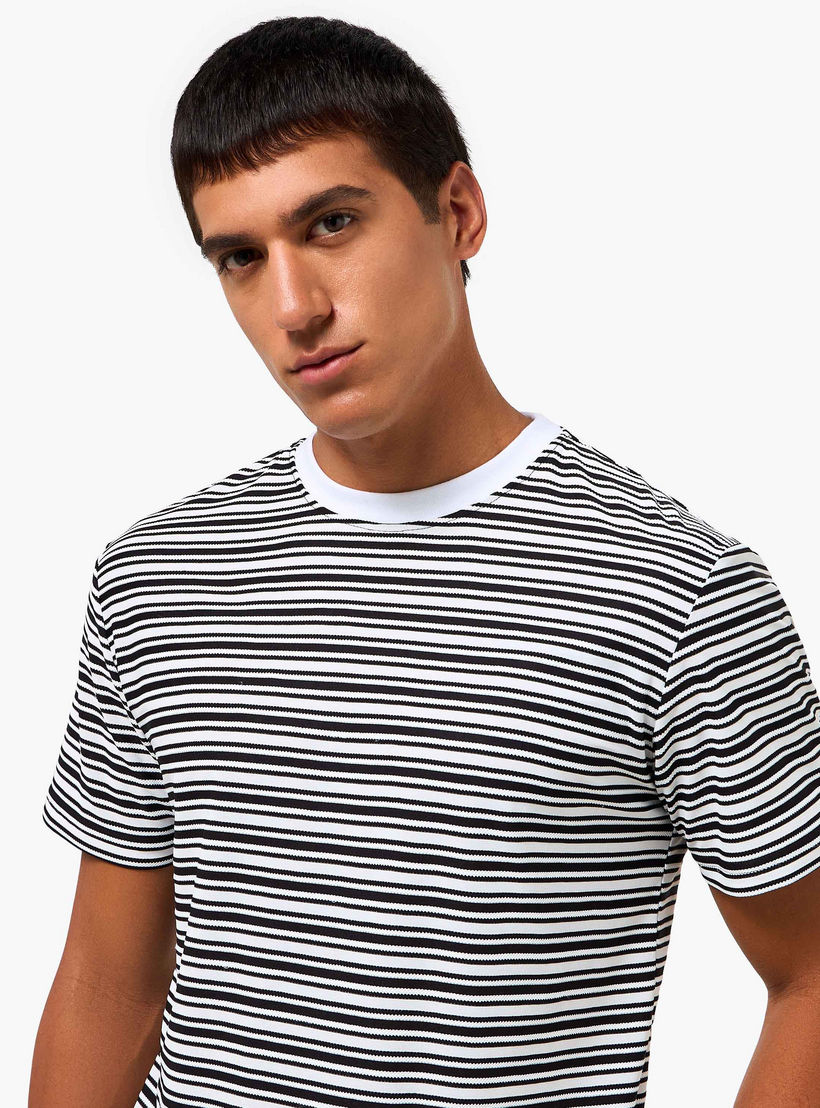 تيشيرت مقلم بقصة عادية وياقة ضيقة وأكمام قصيرة للرجال-men-clothing-tshirtsandpolos-tshirts-image-5
