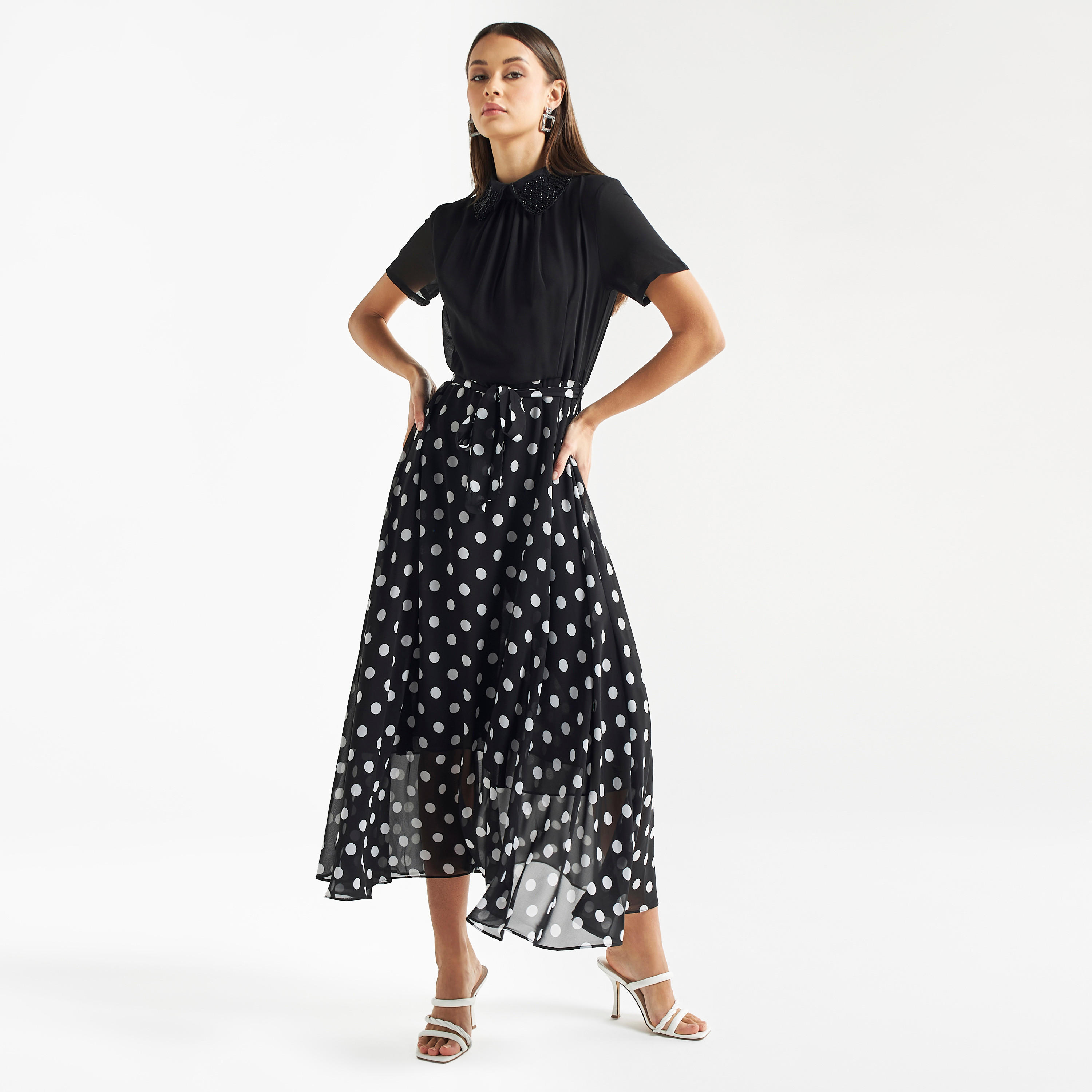 فستان طويل بقصة إيه لاين مع طبعات منقطة وياقة مزينة وأربطة-women-clothing-dresses-image-1