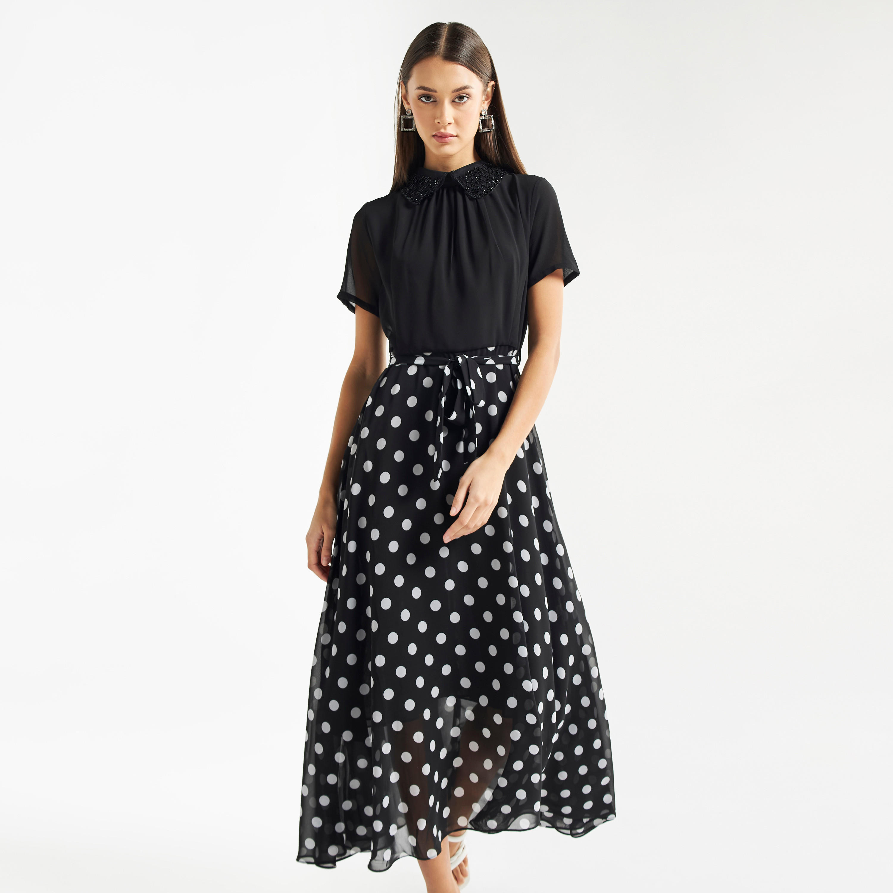 فستان طويل بقصة إيه لاين مع طبعات منقطة وياقة مزينة وأربطة-women-clothing-dresses-image-2